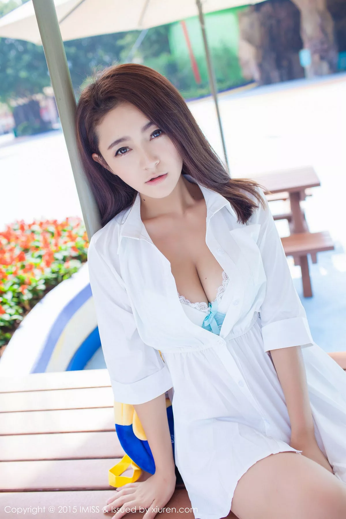 秀人集.com_[IMISS爱蜜社]Vol.053_嫩模夏茉GIGI小清新街拍白色衬衣迷人内裤写真50P