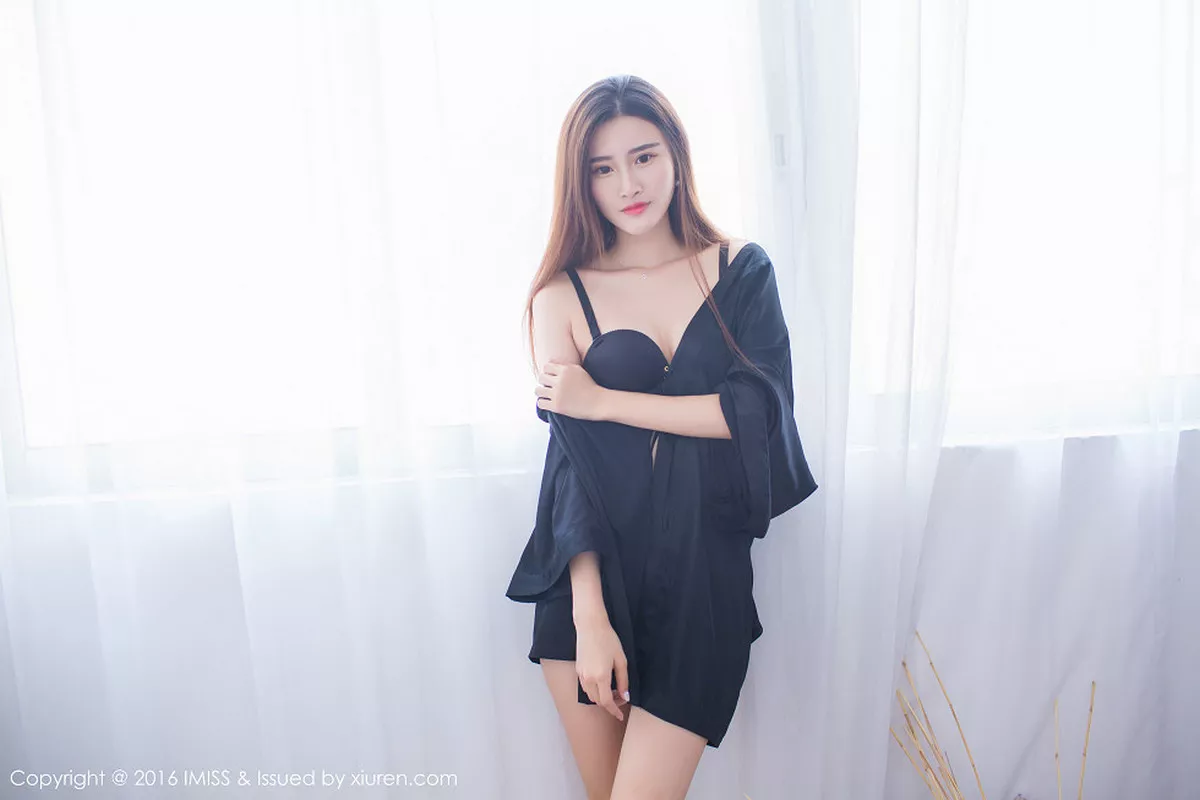秀人集.com_[IMISS爱蜜社]Vol.135_嫩模格格污巫宽松睡裙下性感内衣秀完美身材清爽写真66P
