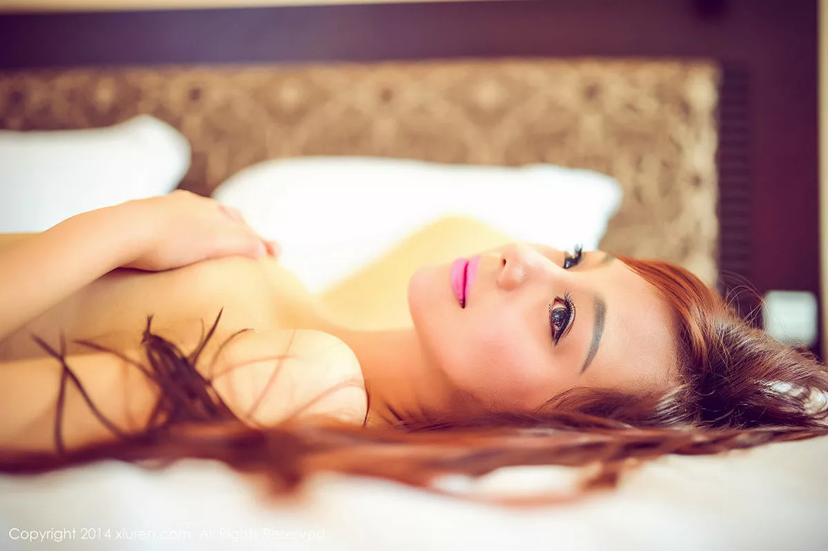 秀人集.com_[XiuRen秀人网]No.112_嫩模周美美alicia私房情趣睡裙大床上秀诱人美体写真45P