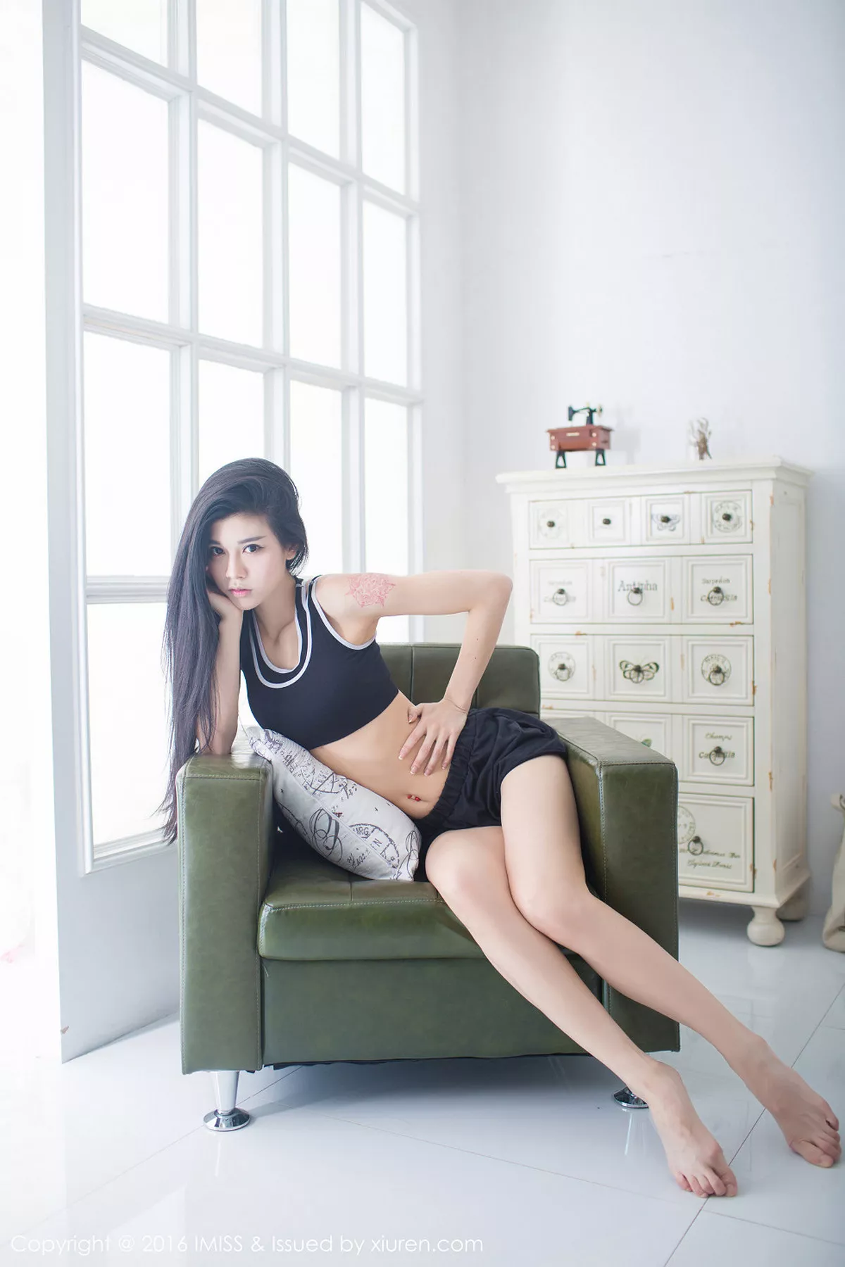 秀人集.com_[IMISS爱蜜社]Vol.106_嫩模Panadol雅性感内衣秀美胸青色蕾丝内裤诱惑写真56P