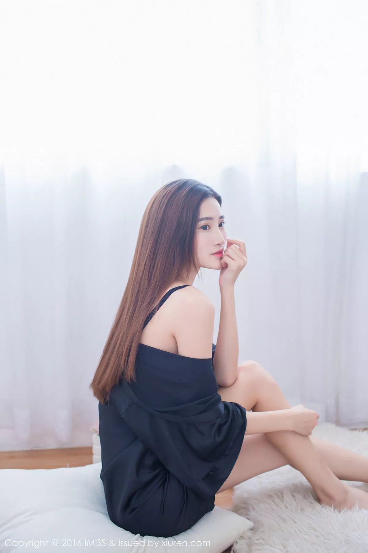 秀人集.com_[IMISS爱蜜社]Vol.135_嫩模格格污巫宽松睡裙下性感内衣秀完美身材清爽写真66P