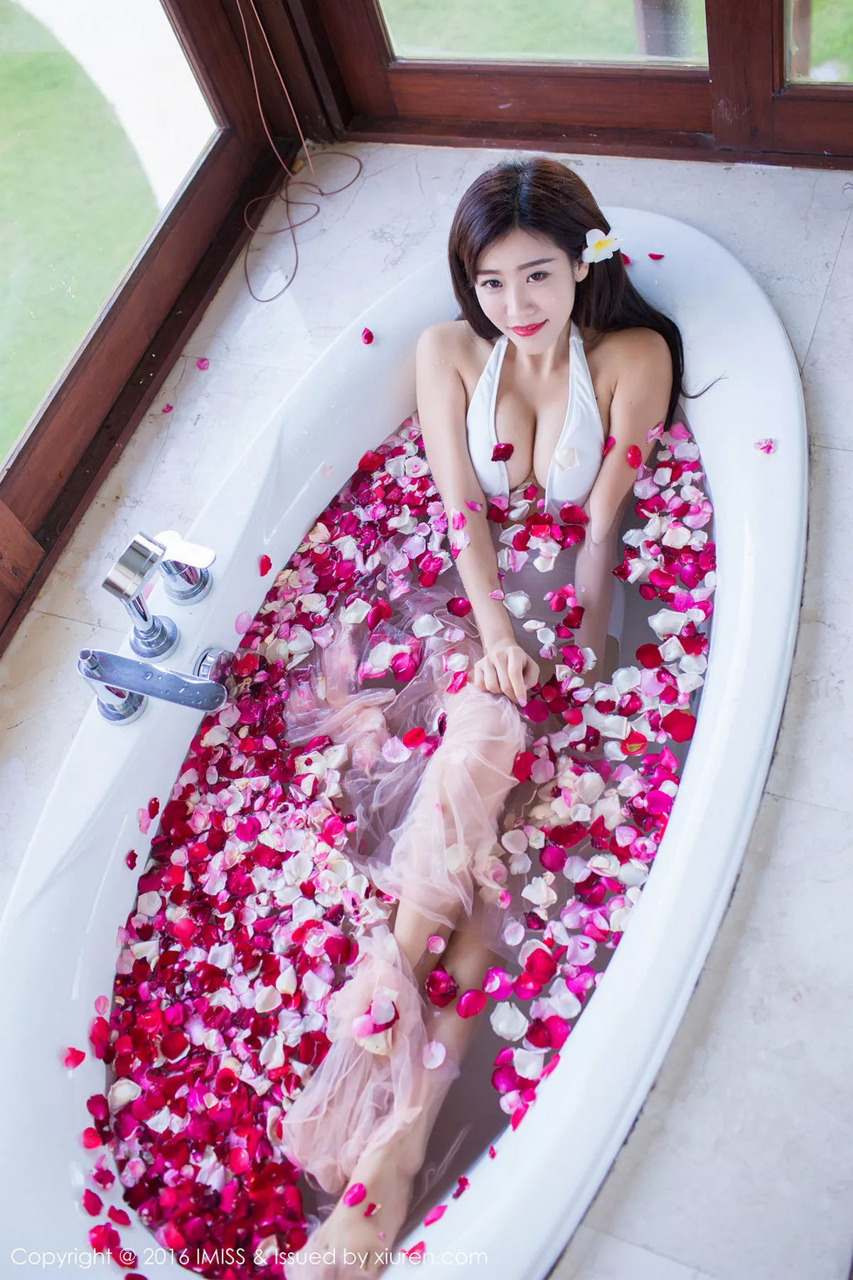 秀人集.com_[IMISS爱蜜社]Vol.103_嫩模程小烦不烦巴厘岛旅拍性感比基尼玫瑰花浴诱惑写真55P