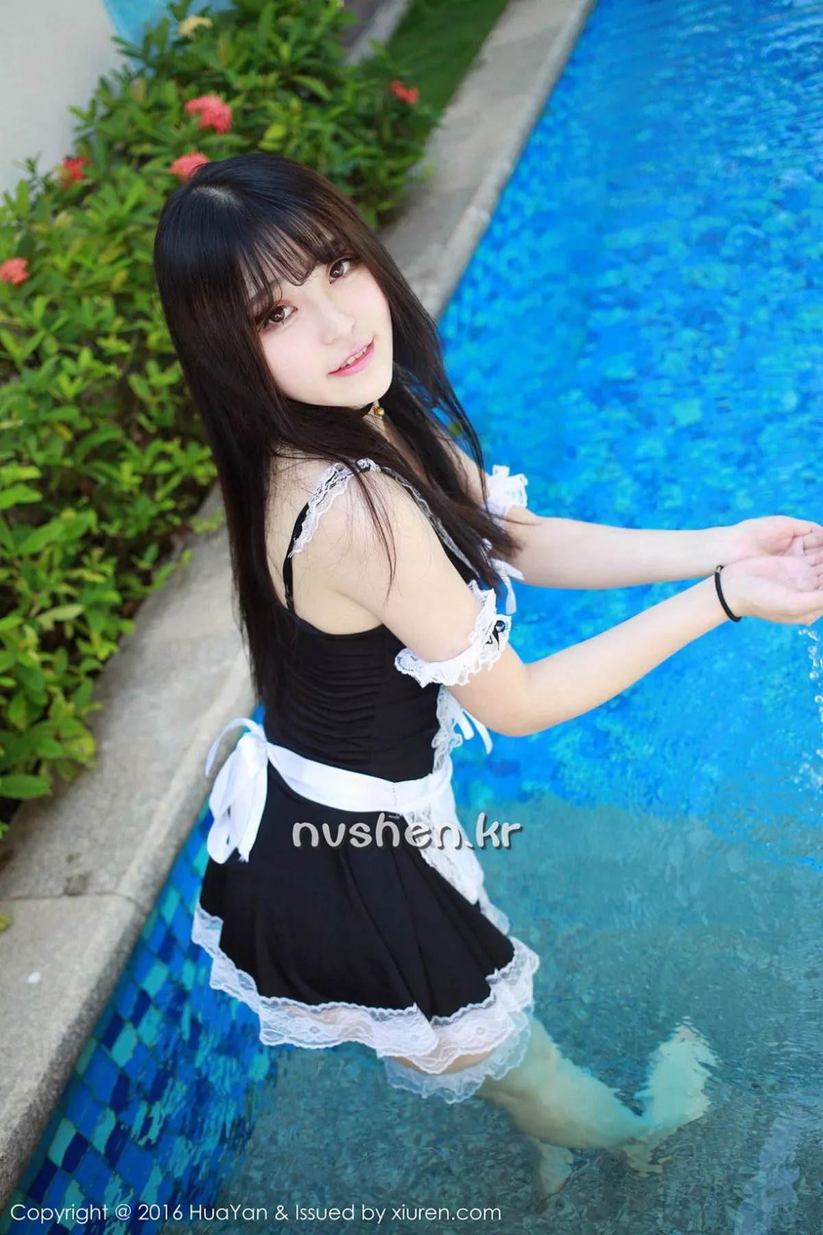 秀人集.com_[HuaYan花の颜]Vol.014_嫩模伊小七MoMo三亚旅拍居家性感女仆装秀美胸迷人写真50P