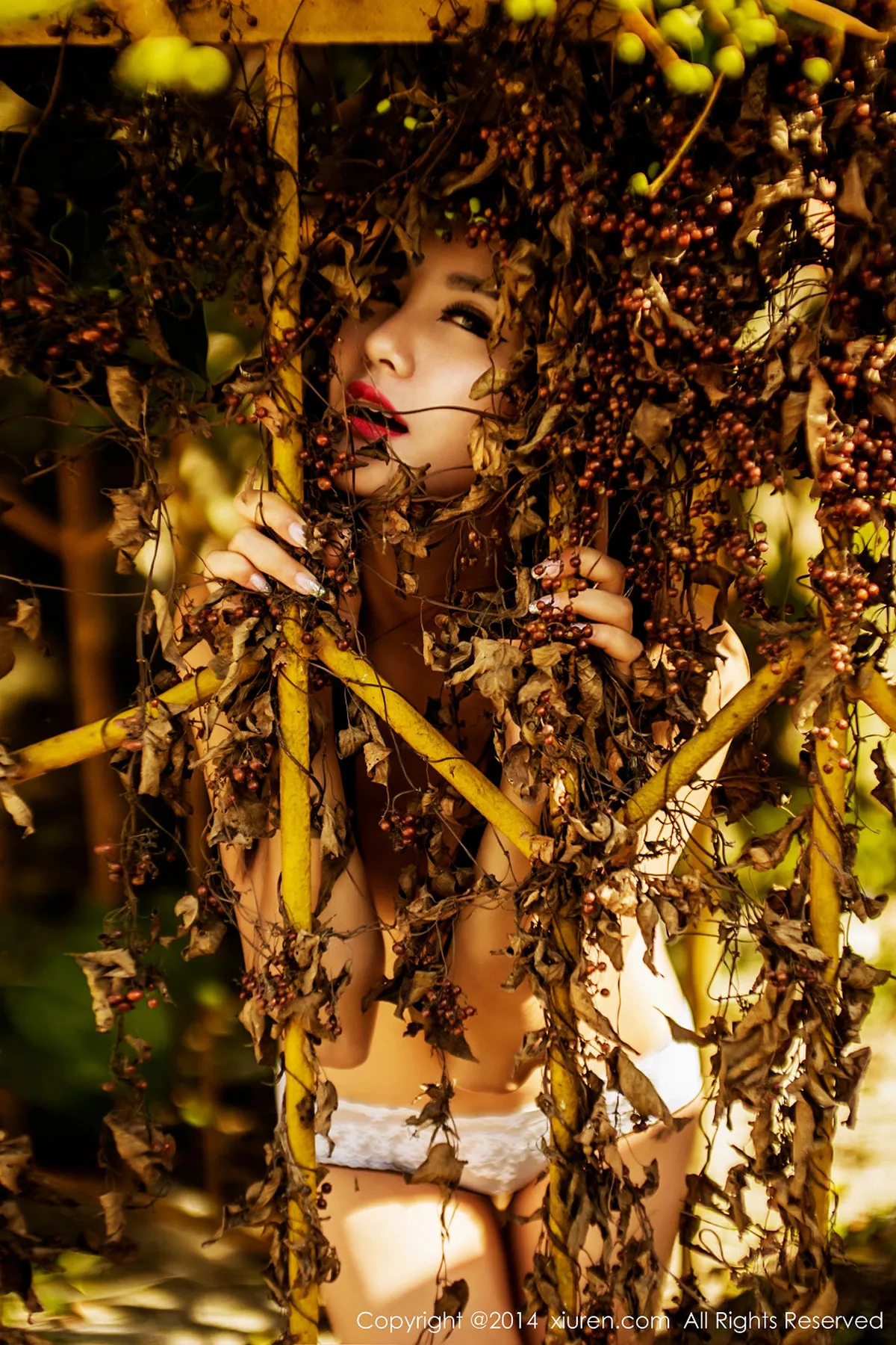 秀人集.com_[XiuRen秀人网]No.226_邻家美女刘薇拉户外花丛中性感内衣秀完美身材写真50P