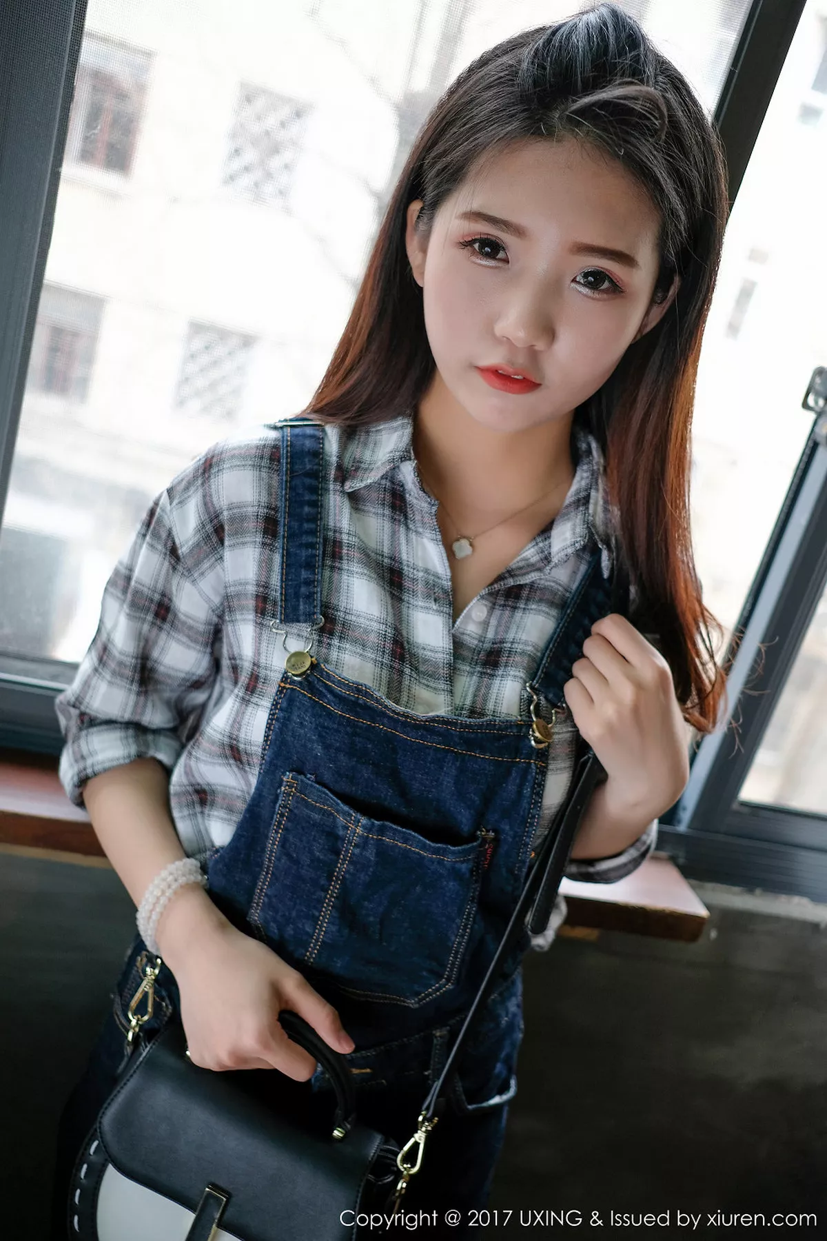 秀人集.com_[UXING优星馆]Vol.044_童颜巨乳嫩模可爱的小叶子脱牛仔衬衫秀完美曲线诱惑写真40P