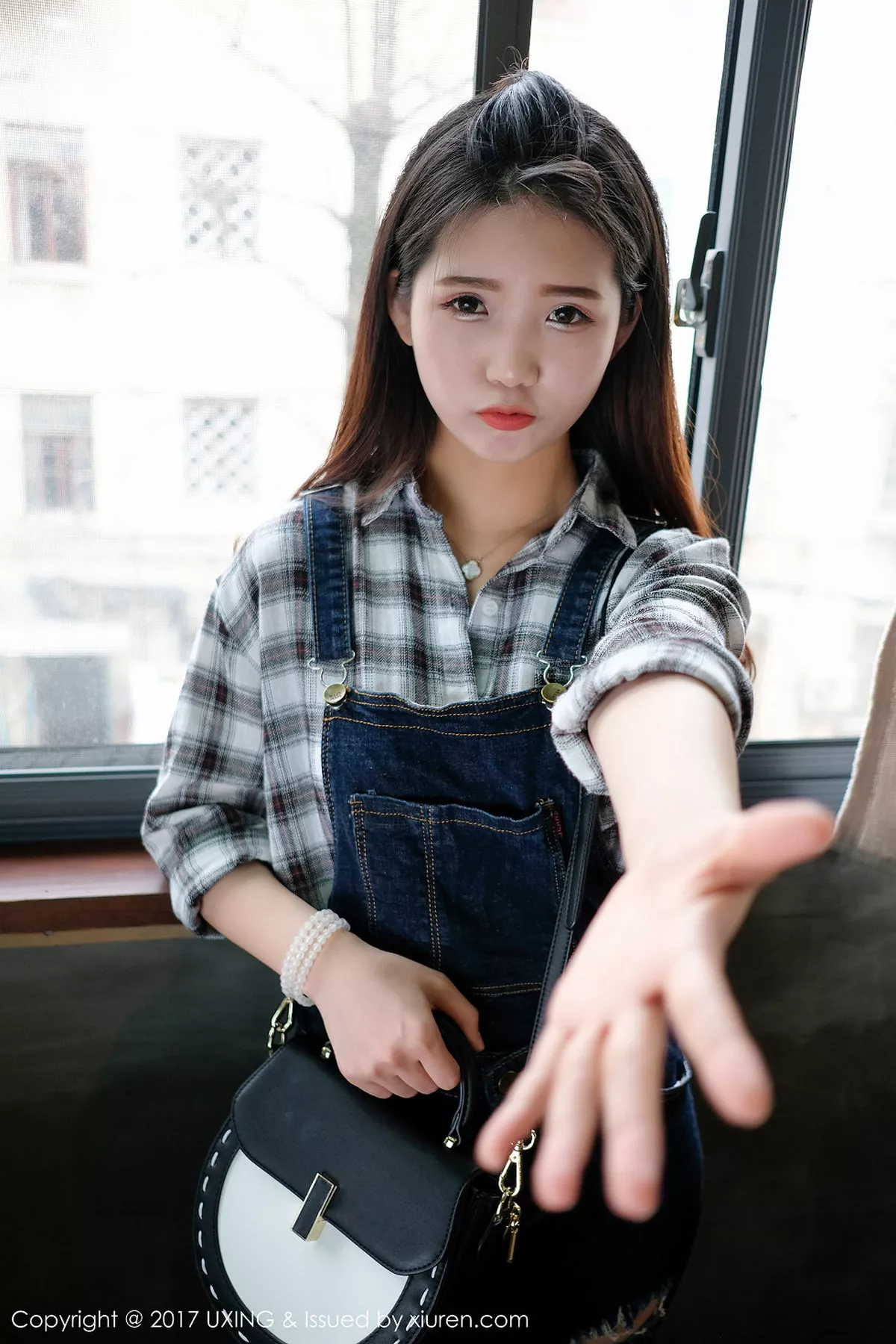 秀人集.com_[UXING优星馆]Vol.044_童颜巨乳嫩模可爱的小叶子脱牛仔衬衫秀完美曲线诱惑写真40P