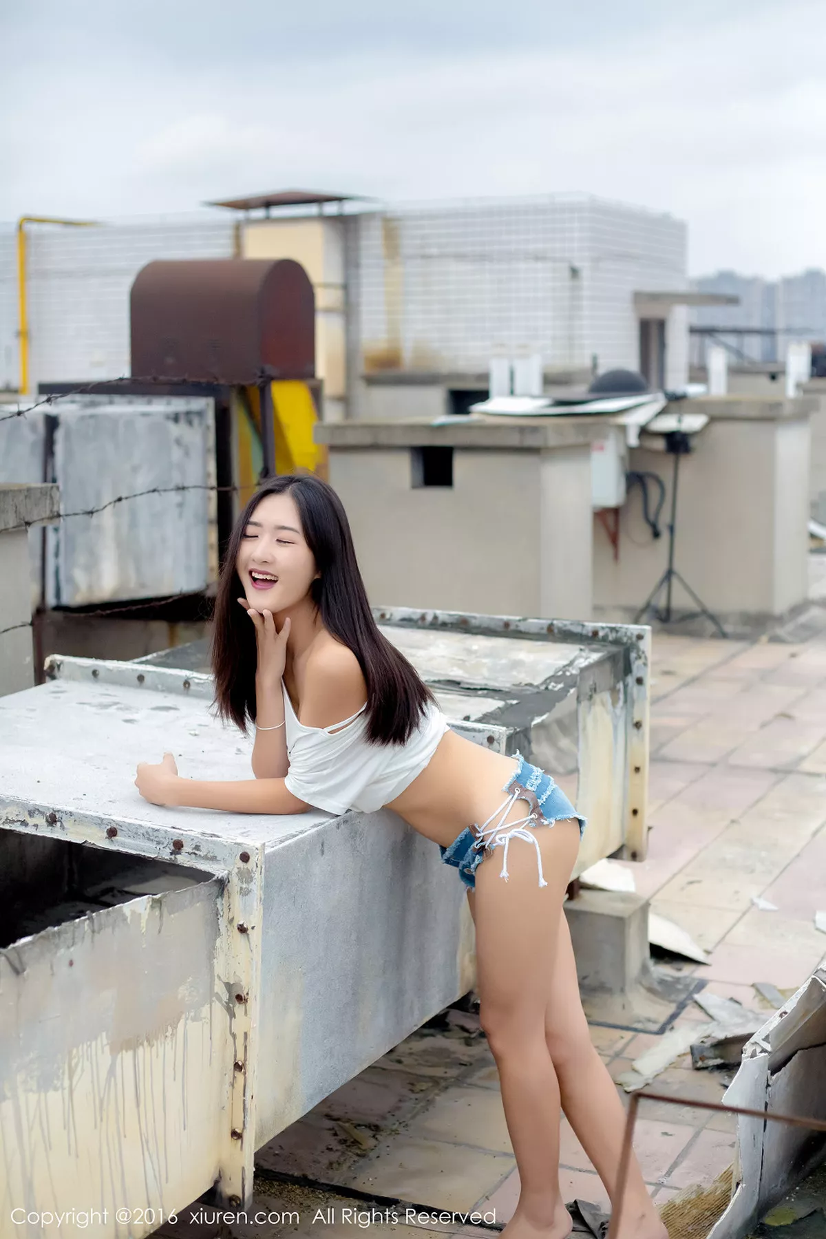 秀人集.com_[XiuRen秀人网]No.624_嫩模周琰琳LIN室外露天天台性感内衣黑色蕾丝袜迷人美腿写真49P