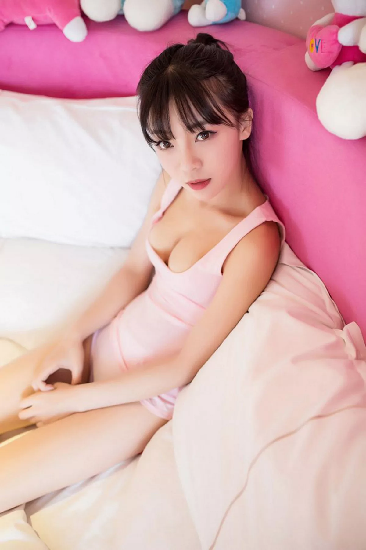 秀人集.com_[XiuRen秀人网]No.593_性感小萝莉Mio莉莉丝粉红吊带背心秀美胸迷人写真52P