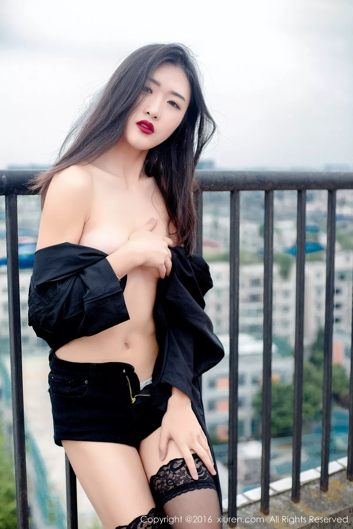 秀人集.com_[XiuRen秀人网]No.624_嫩模周琰琳LIN室外露天天台性感内衣黑色蕾丝袜迷人美腿写真49P