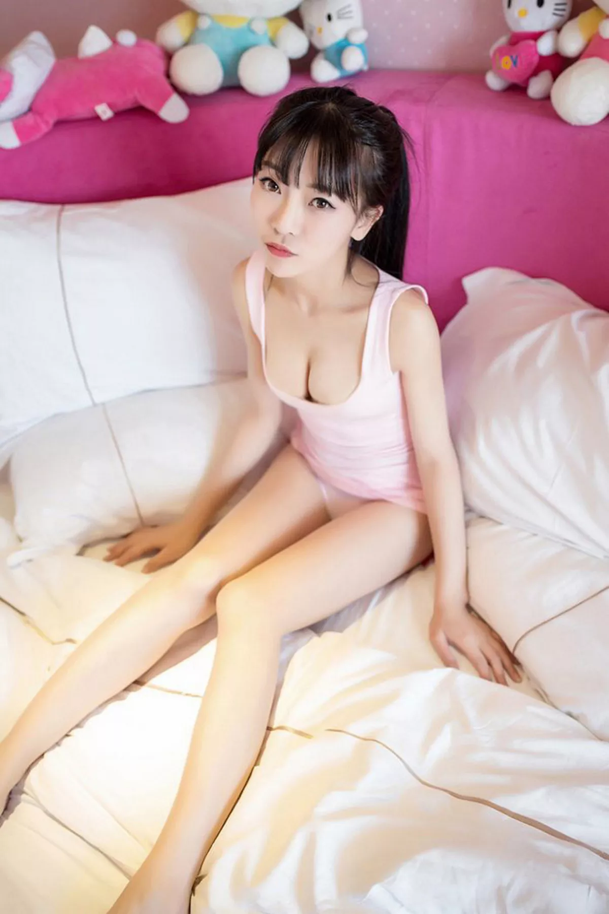 秀人集.com_[XiuRen秀人网]No.593_性感小萝莉Mio莉莉丝粉红吊带背心秀美胸迷人写真52P