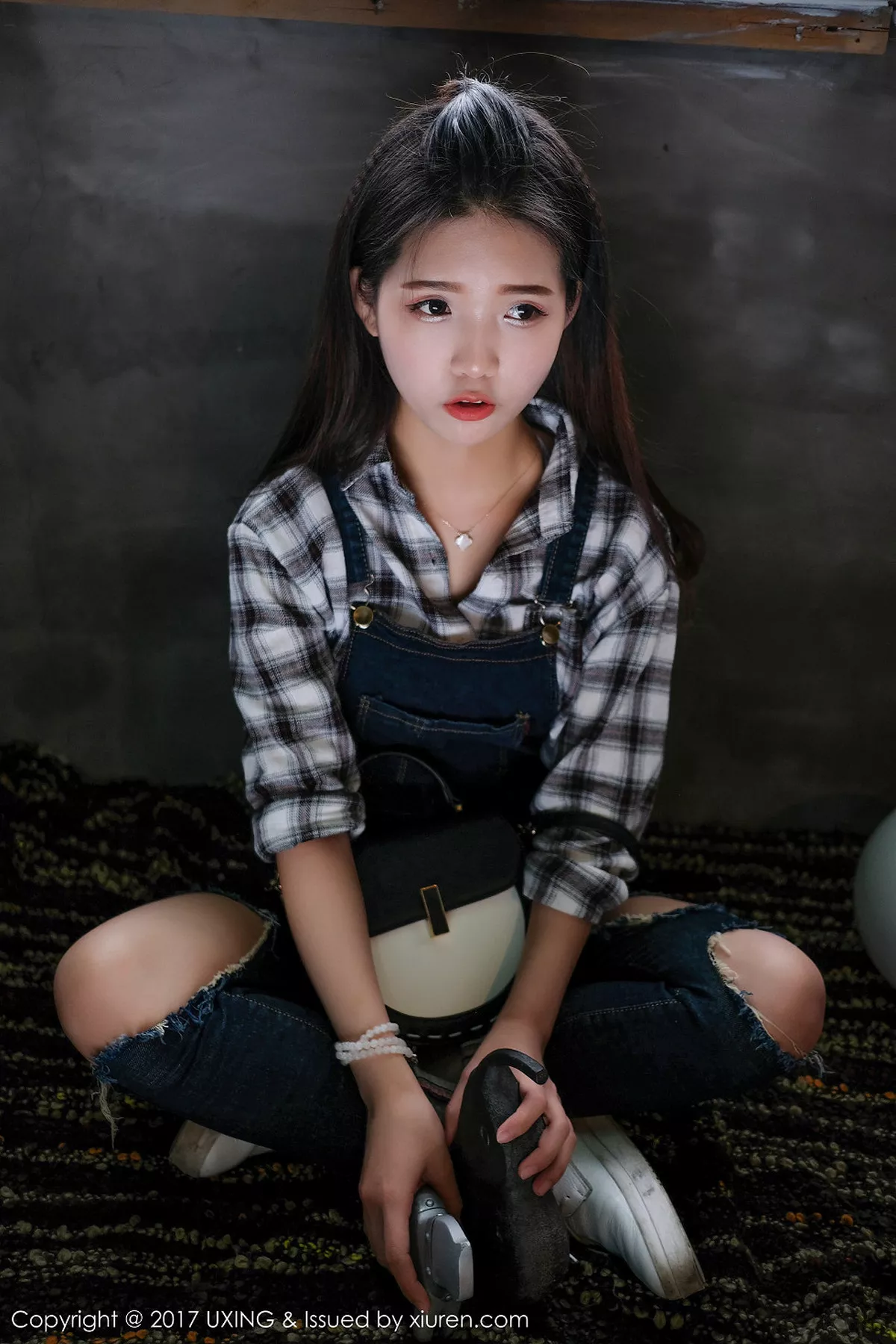 秀人集.com_[UXING优星馆]Vol.044_童颜巨乳嫩模可爱的小叶子脱牛仔衬衫秀完美曲线诱惑写真40P