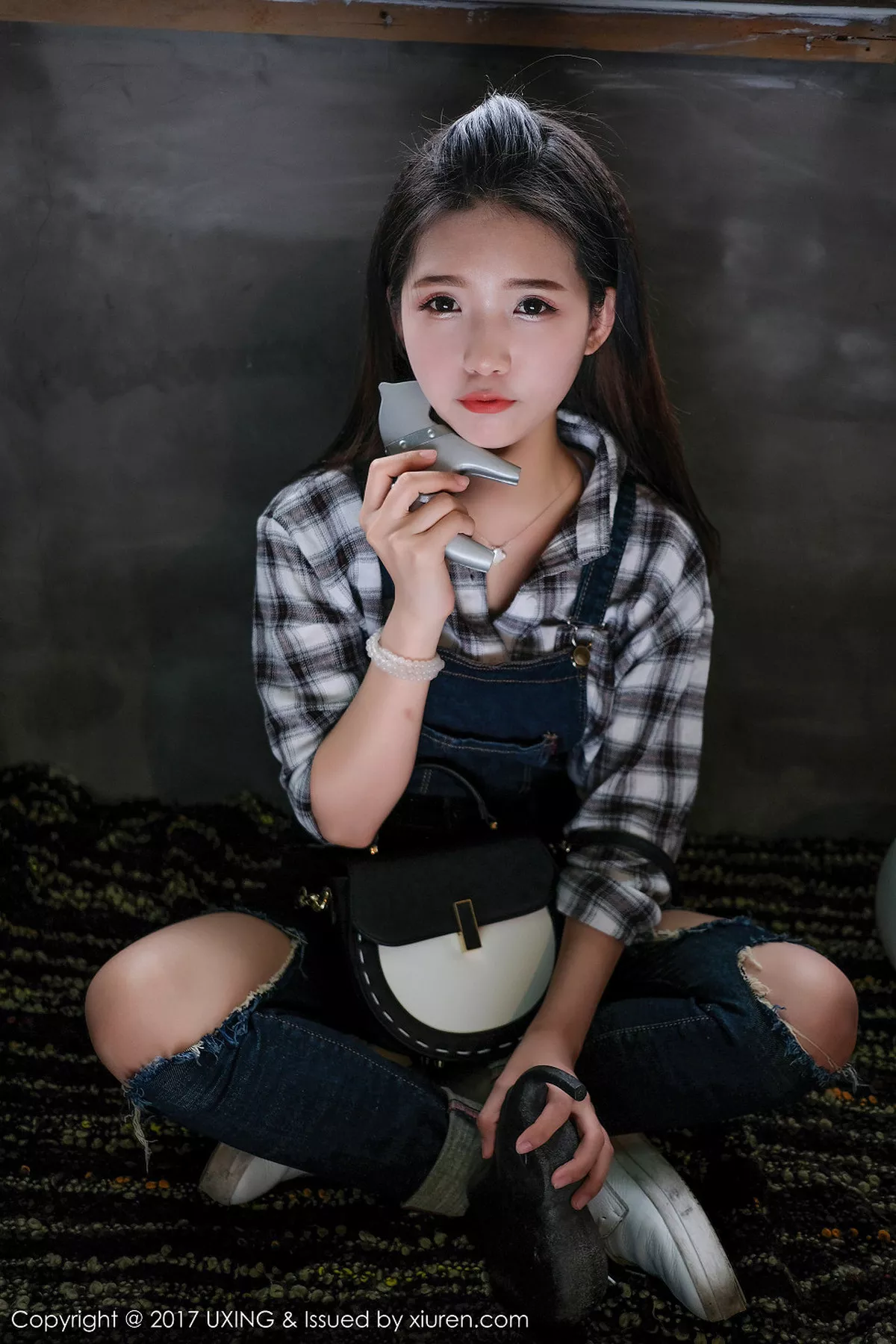 秀人集.com_[UXING优星馆]Vol.044_童颜巨乳嫩模可爱的小叶子脱牛仔衬衫秀完美曲线诱惑写真40P