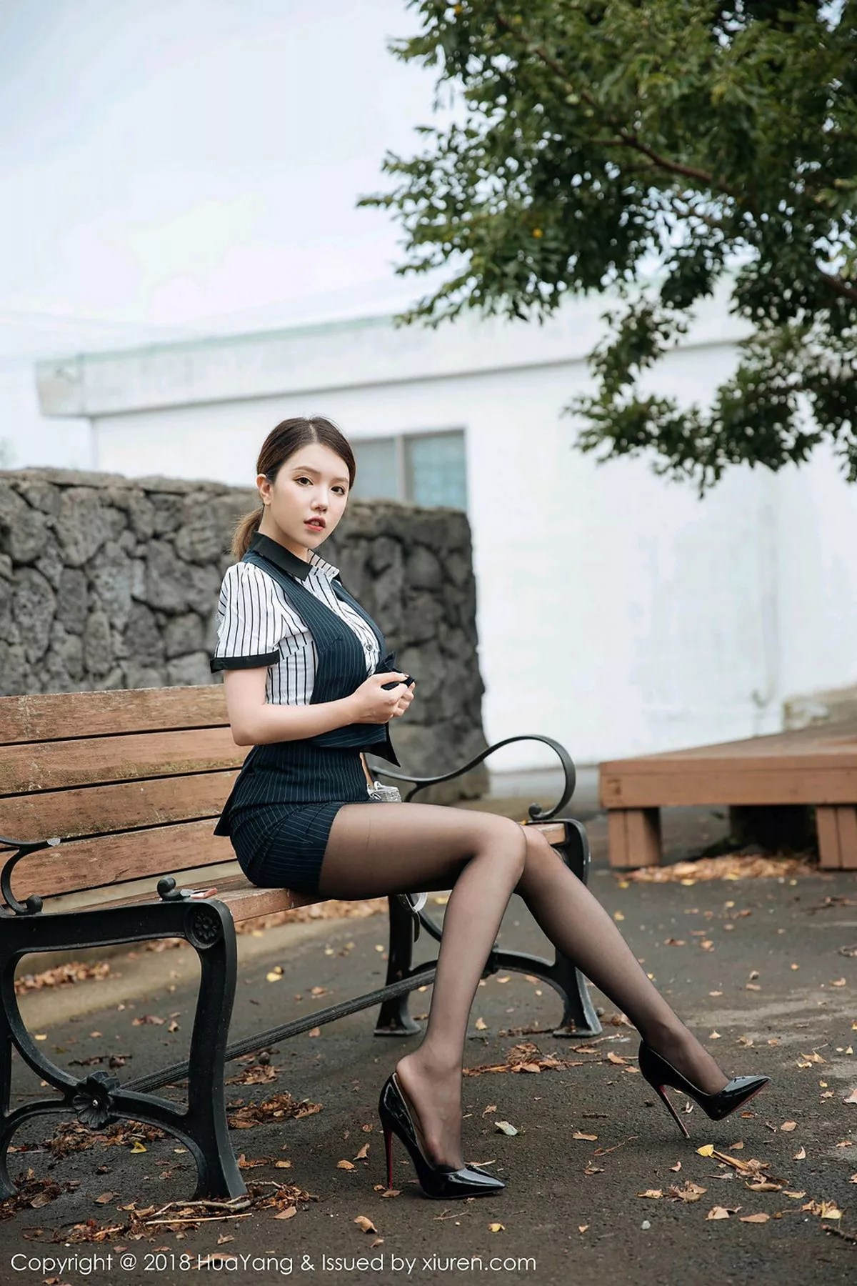 秀人集.com_[HuaYang花漾]Vol.087_女神黄乐然济州岛旅拍黑短裙半脱秀无内黑丝裤袜撩人诱惑写真101P