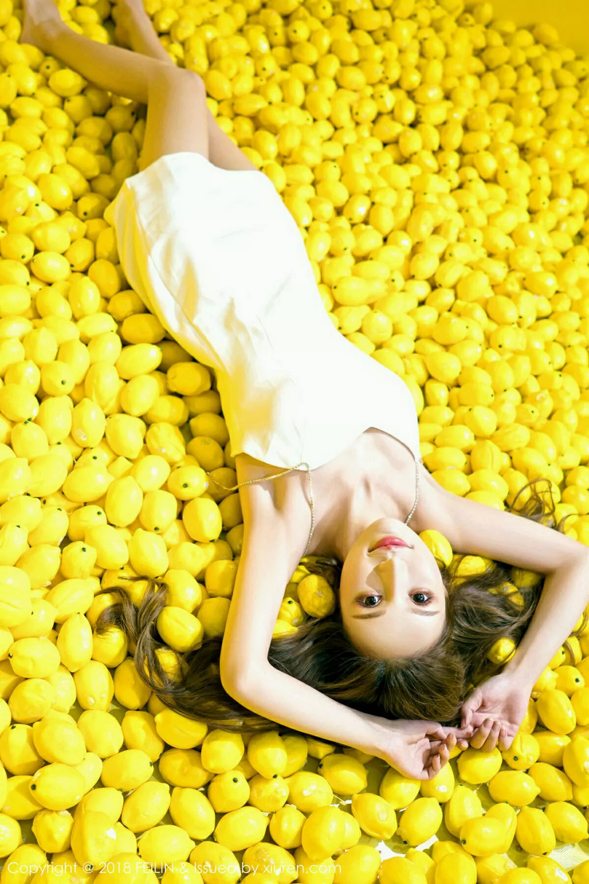 秀人集.com_[FeiLin嗲囡囡]Vol.170_嫩模柠柠_mika户外牛仔短裤+室内清新连身裙迷人写真43P