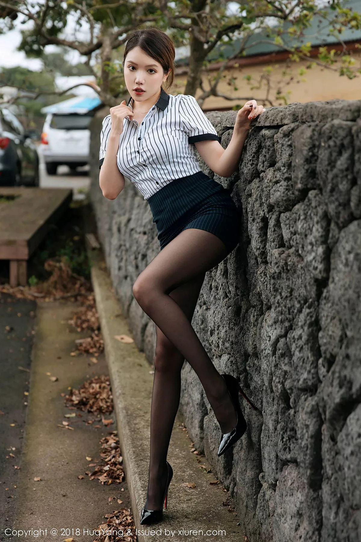 秀人集.com_[HuaYang花漾]Vol.087_女神黄乐然济州岛旅拍黑短裙半脱秀无内黑丝裤袜撩人诱惑写真101P