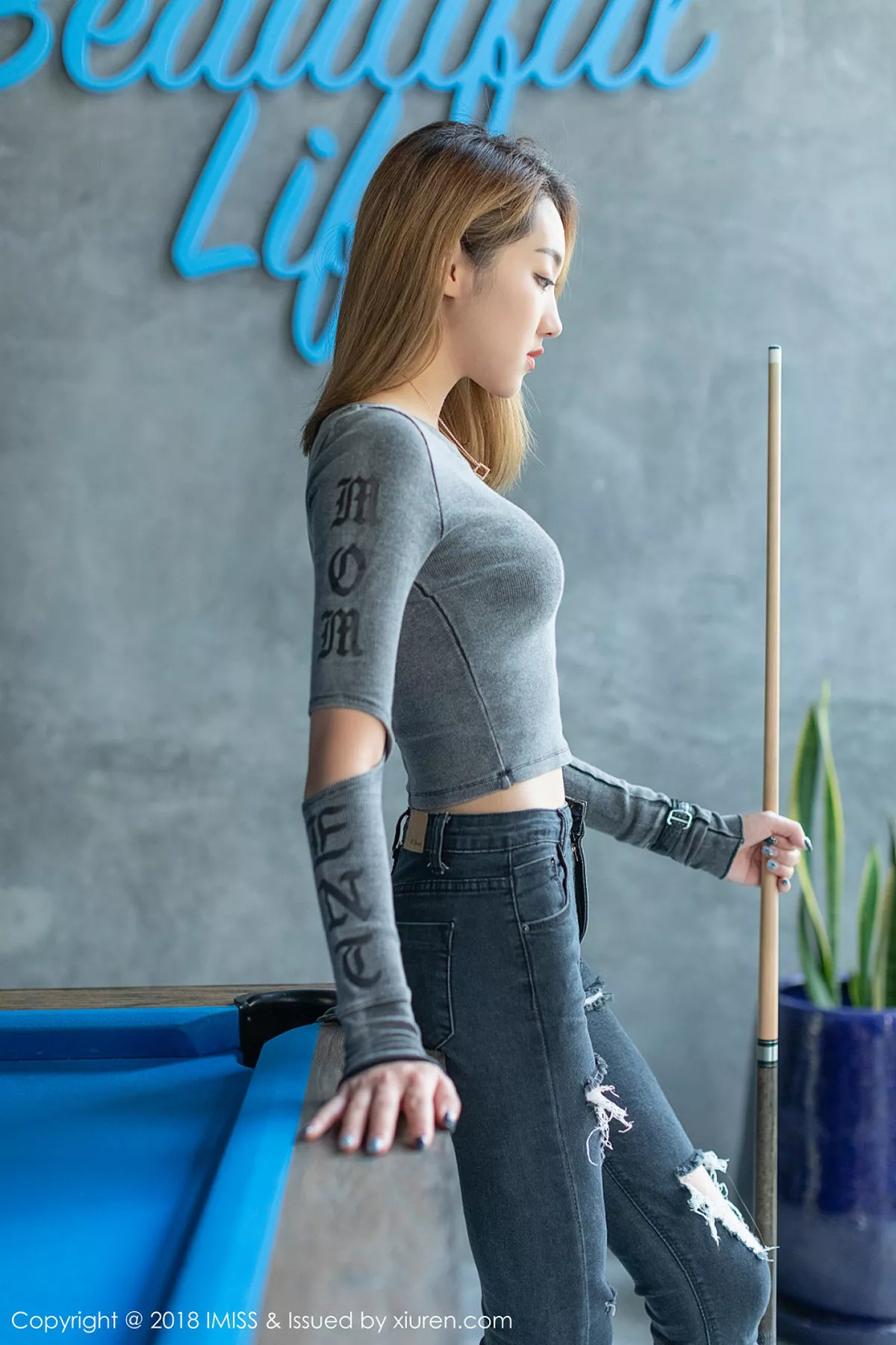 秀人集.com_[IMISS爱蜜社]Vol.295_嫩模美琪vicky户外粉色背带牛仔热裤秀完美身材性感写真34P