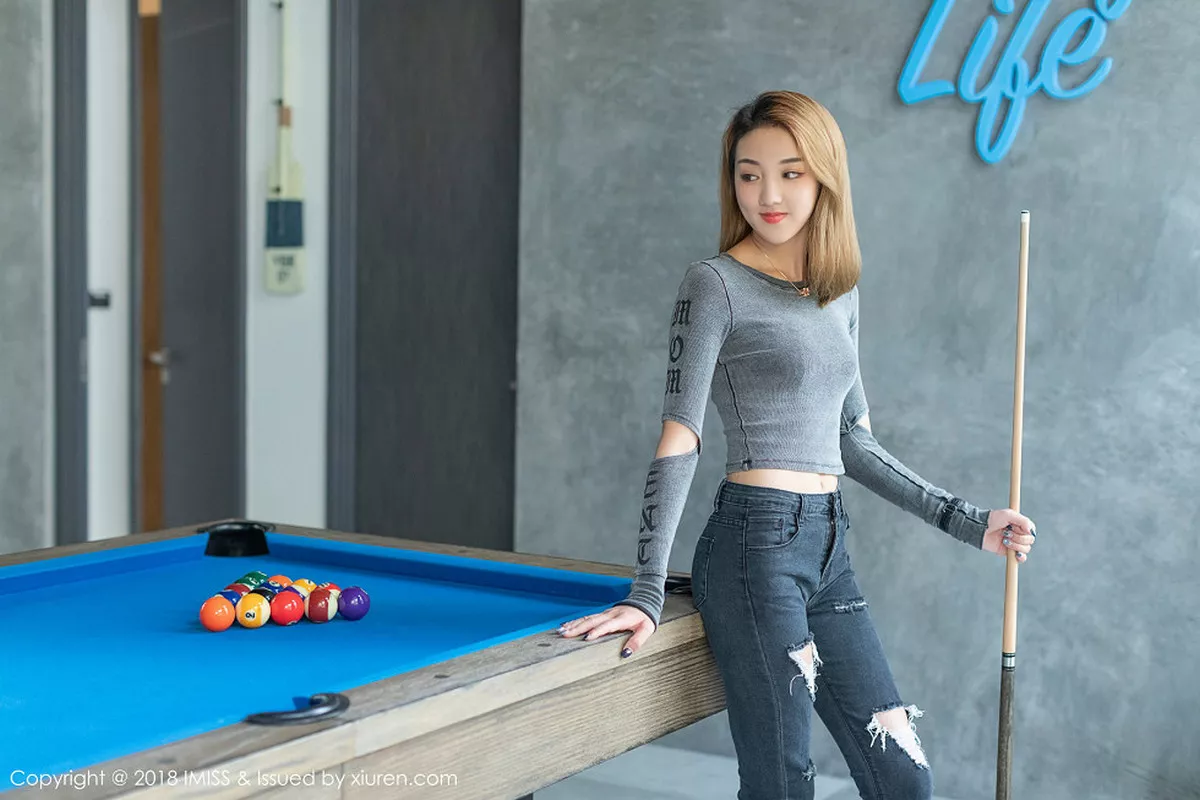 秀人集.com_[IMISS爱蜜社]Vol.295_嫩模美琪vicky户外粉色背带牛仔热裤秀完美身材性感写真34P