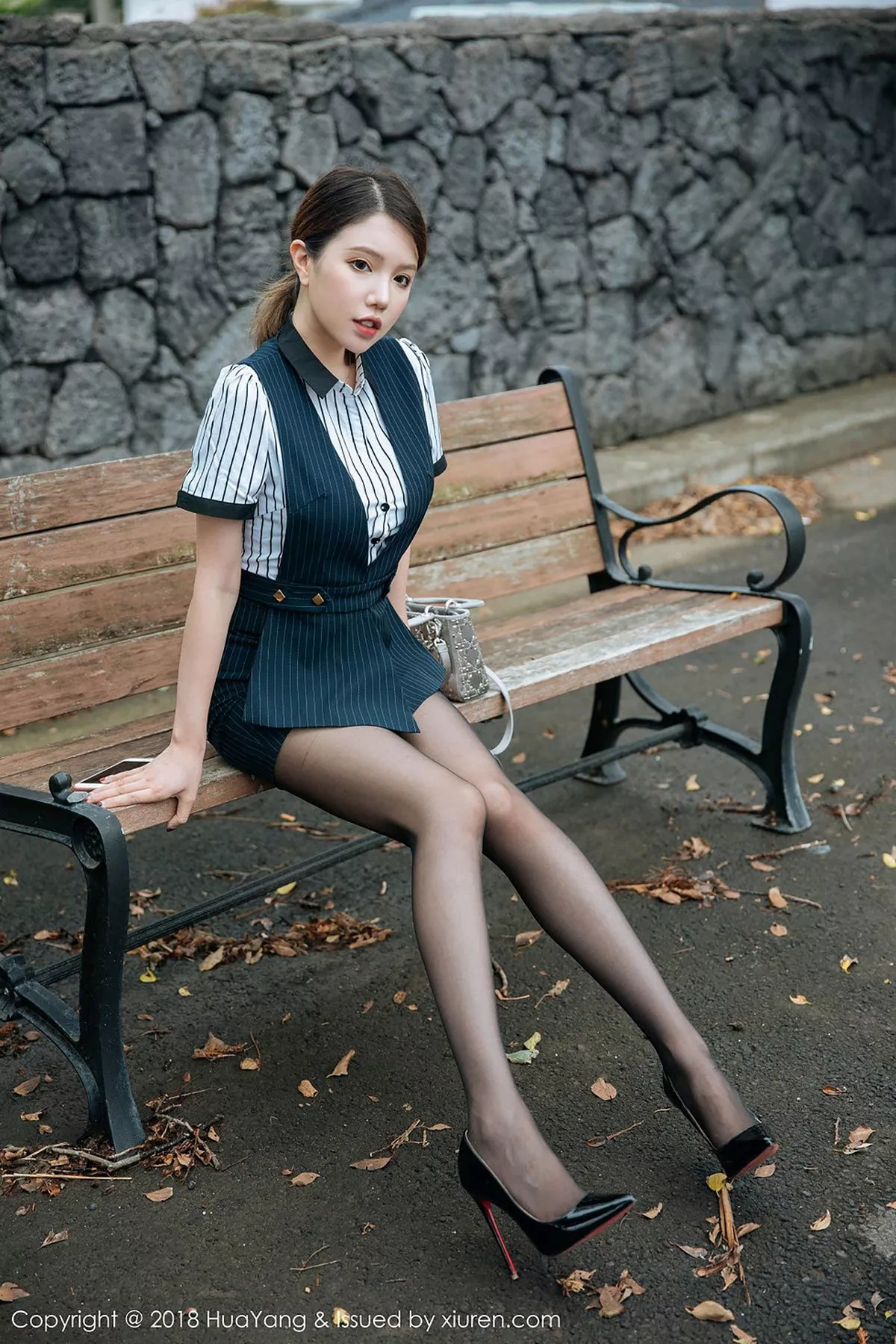 秀人集.com_[HuaYang花漾]Vol.087_女神黄乐然济州岛旅拍黑短裙半脱秀无内黑丝裤袜撩人诱惑写真101P