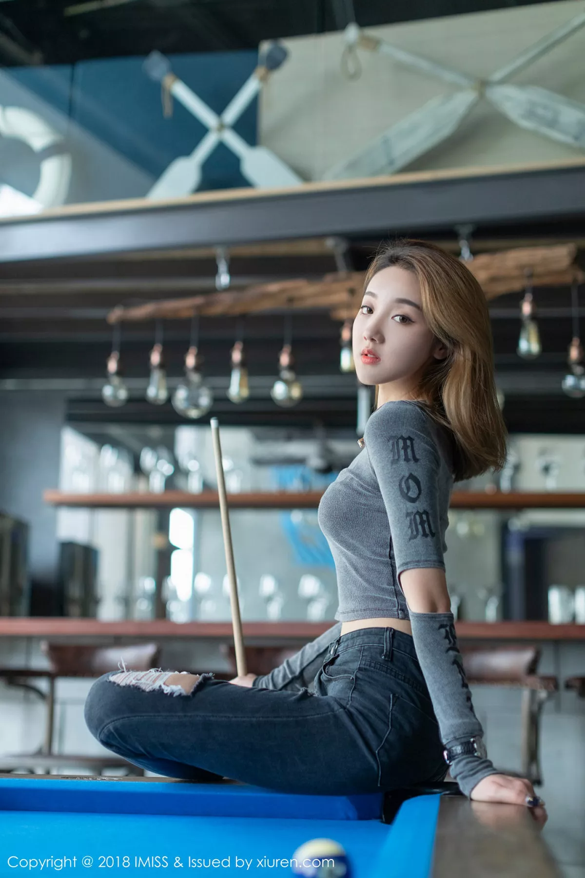 秀人集.com_[IMISS爱蜜社]Vol.295_嫩模美琪vicky户外粉色背带牛仔热裤秀完美身材性感写真34P