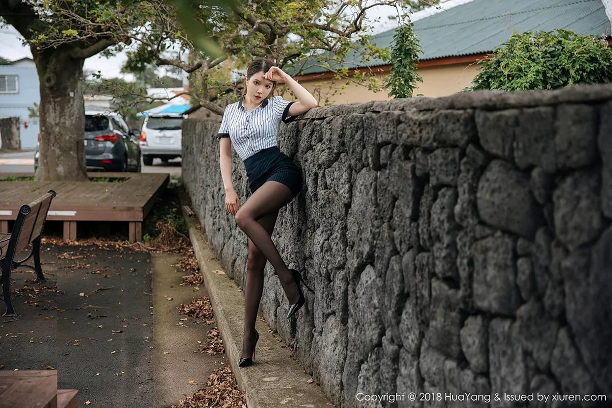 秀人集.com_[HuaYang花漾]Vol.087_女神黄乐然济州岛旅拍黑短裙半脱秀无内黑丝裤袜撩人诱惑写真101P