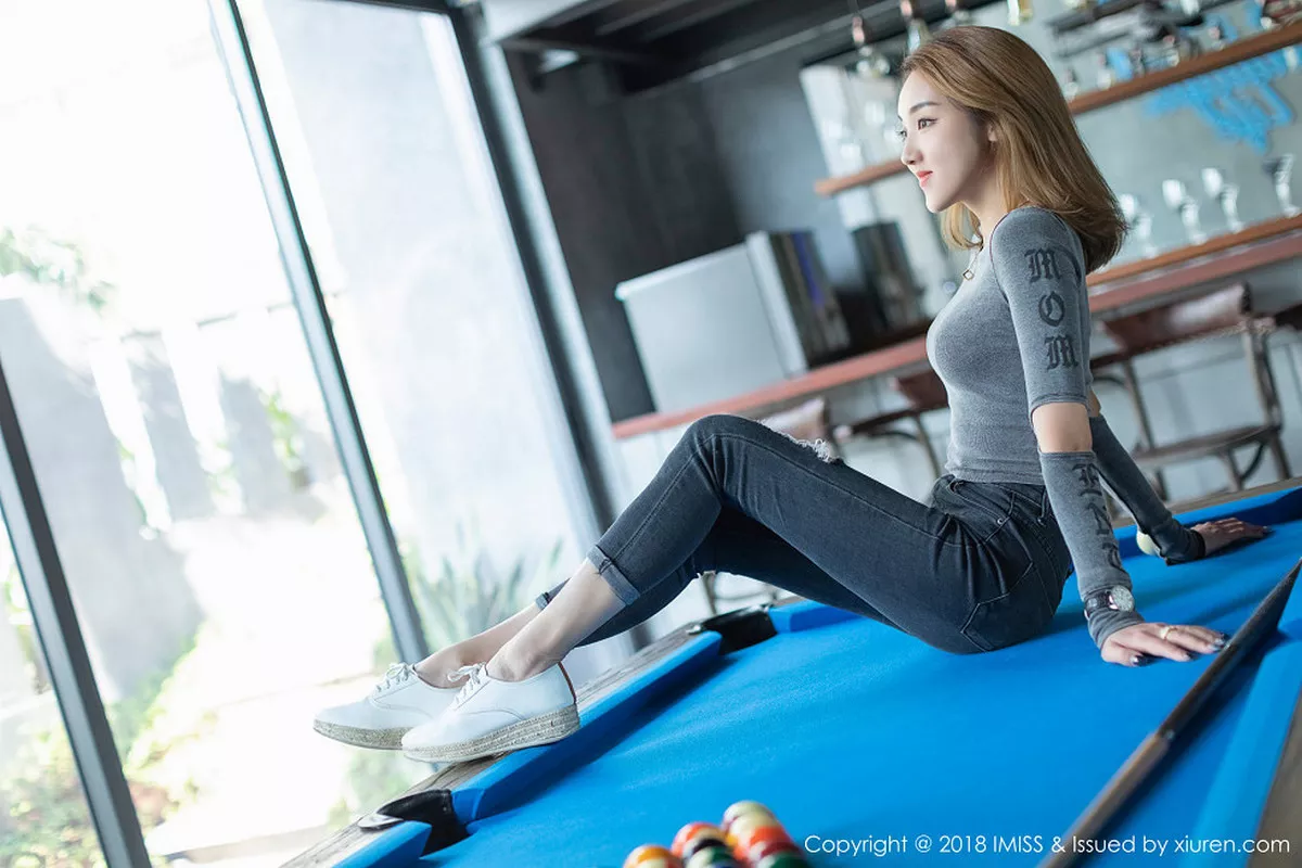 秀人集.com_[IMISS爱蜜社]Vol.295_嫩模美琪vicky户外粉色背带牛仔热裤秀完美身材性感写真34P