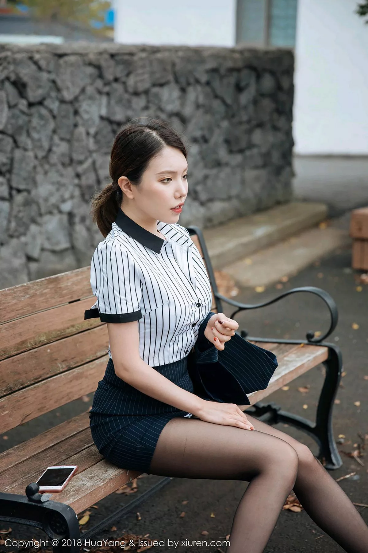 秀人集.com_[HuaYang花漾]Vol.087_女神黄乐然济州岛旅拍黑短裙半脱秀无内黑丝裤袜撩人诱惑写真101P