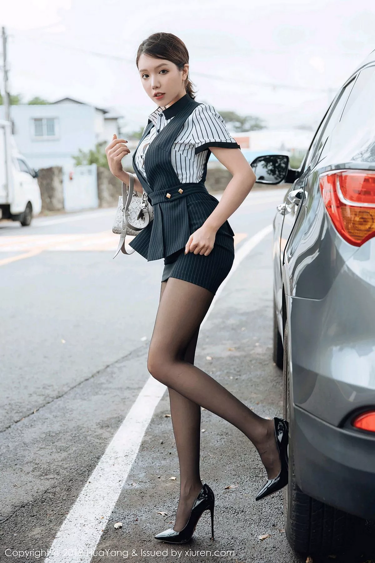秀人集.com_[HuaYang花漾]Vol.087_女神黄乐然济州岛旅拍黑短裙半脱秀无内黑丝裤袜撩人诱惑写真101P