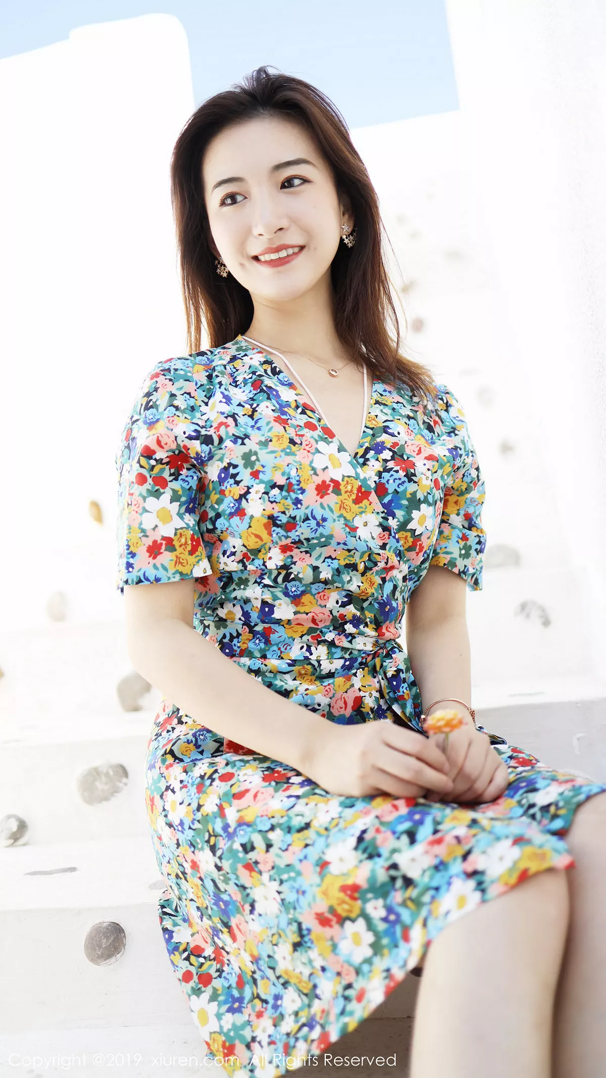 秀人集.com_[XiuRen秀人网]No.1641_嫩模艺儿伢呦户外海边性感花色连身裙秀完美身材靓丽迷人写真53P