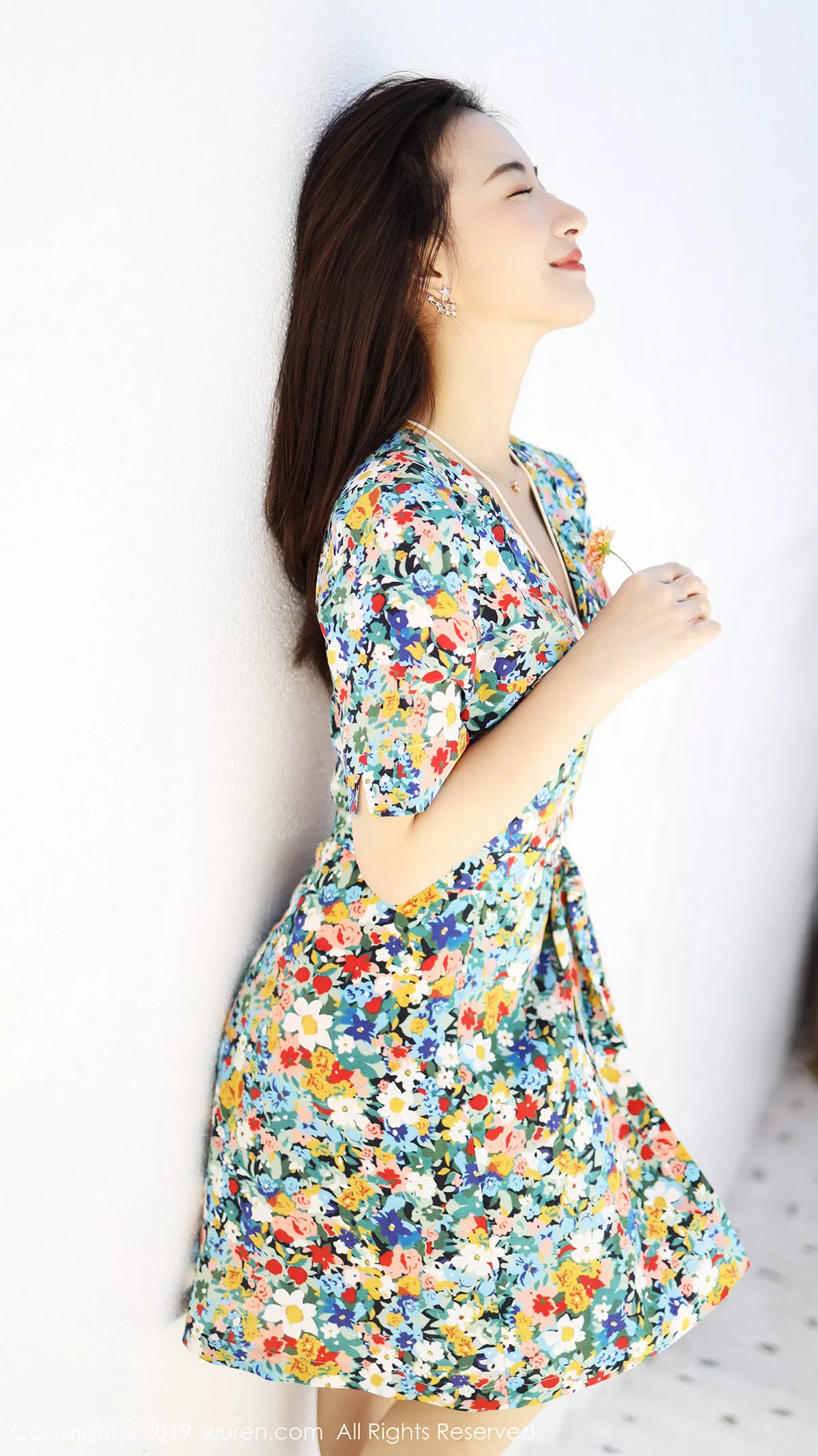 秀人集.com_[XiuRen秀人网]No.1641_嫩模艺儿伢呦户外海边性感花色连身裙秀完美身材靓丽迷人写真53P