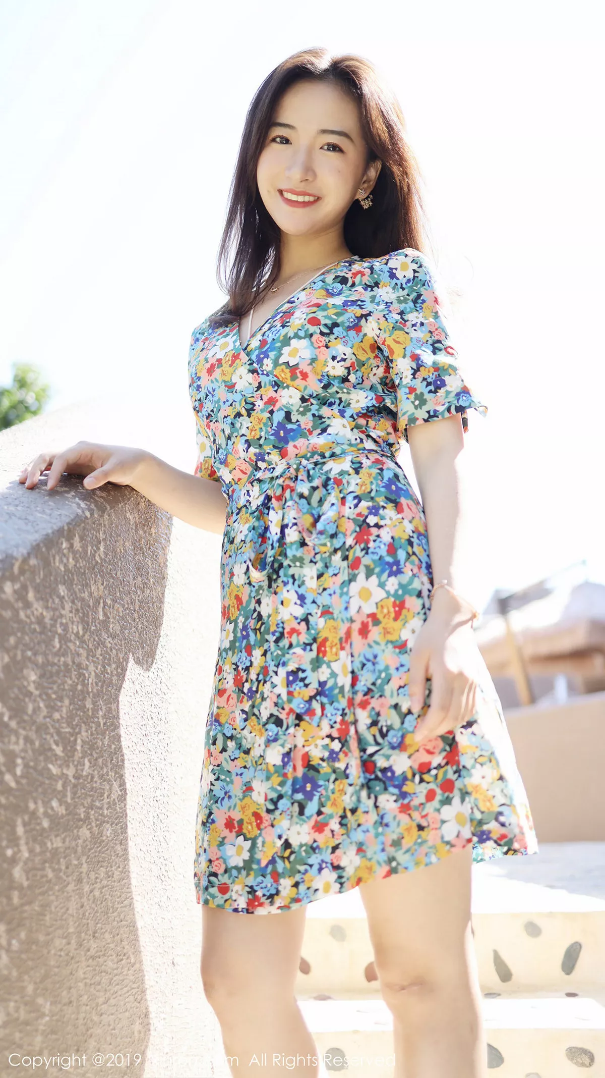 秀人集.com_[XiuRen秀人网]No.1641_嫩模艺儿伢呦户外海边性感花色连身裙秀完美身材靓丽迷人写真53P