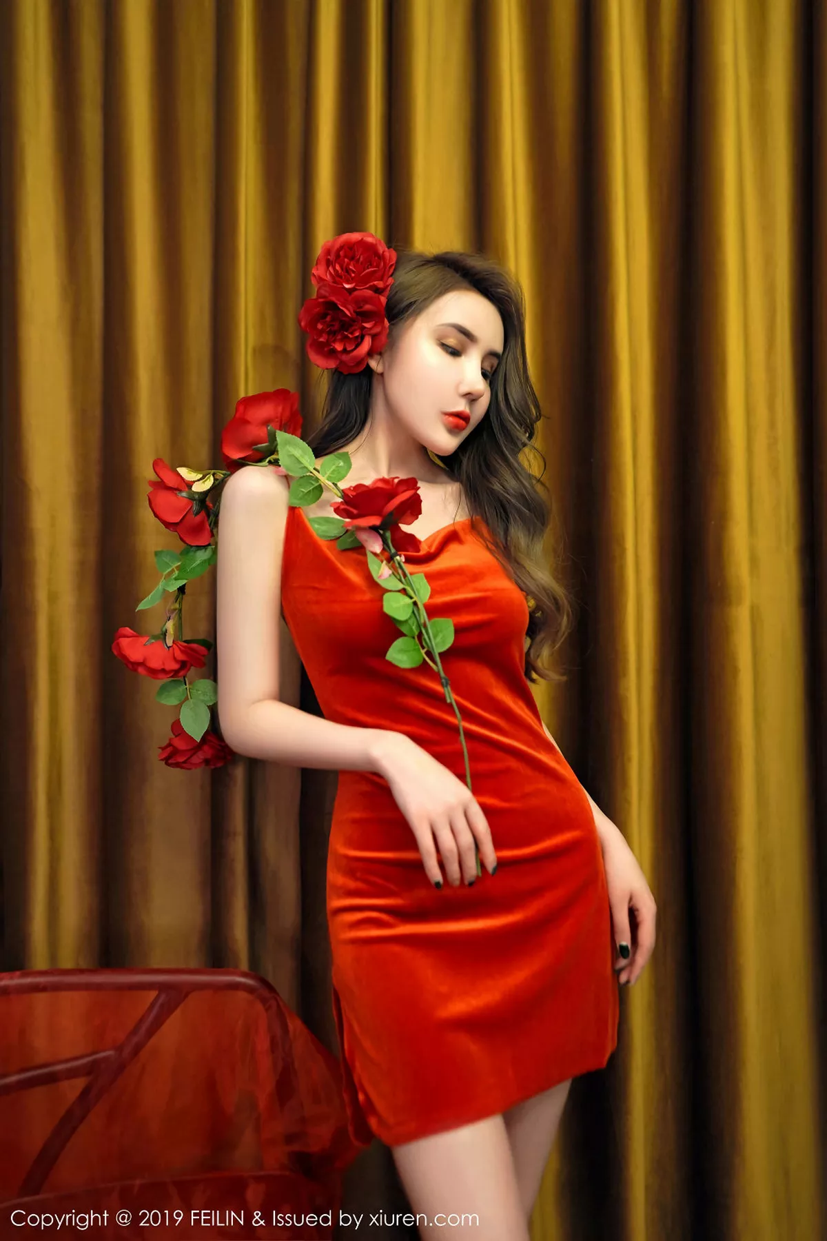 秀人集.com_[FeiLin嗲囡囡]Vol.200_嫩模伍月may私房红色连身裙+白衬衣制服秀苗条身材性感写真50P