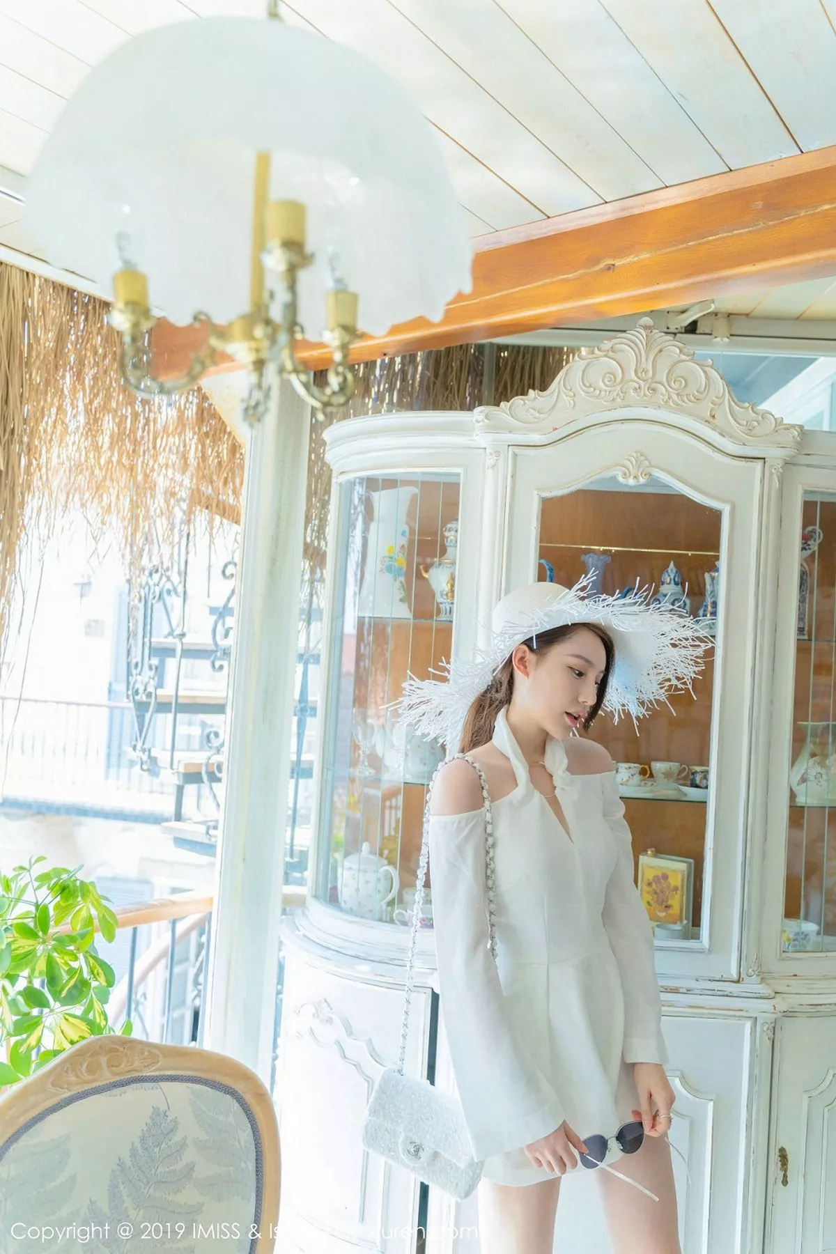 秀人集.com_[IMISS爱蜜社]Vol.368_女神Lynn刘奕宁土耳其旅拍户外白色比基尼秀完美身材诱惑写真39P