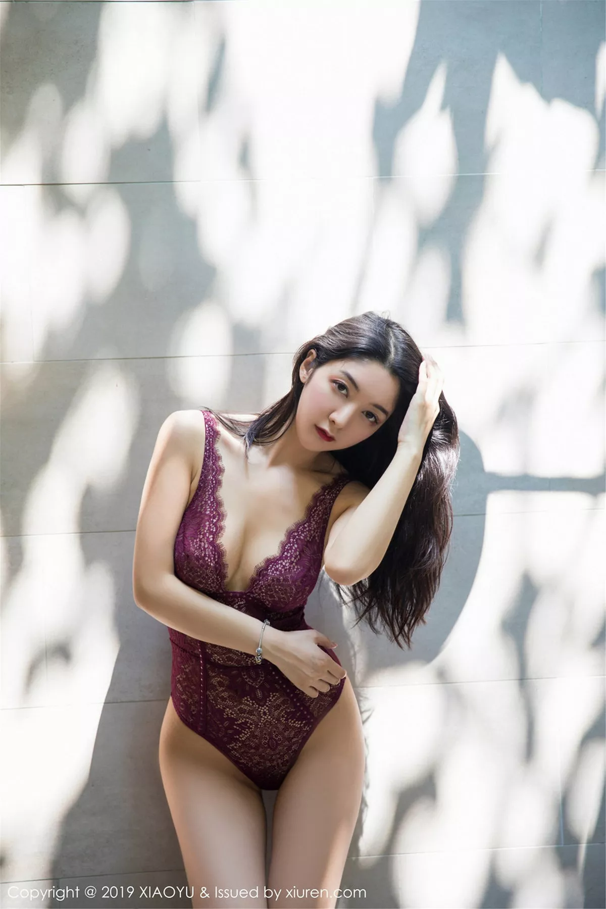 秀人集.com_[XiaoYu画语界]Vol.127_女神Angela喜欢猫私房酒红色高叉蕾丝内衣缕空诱惑写真70P