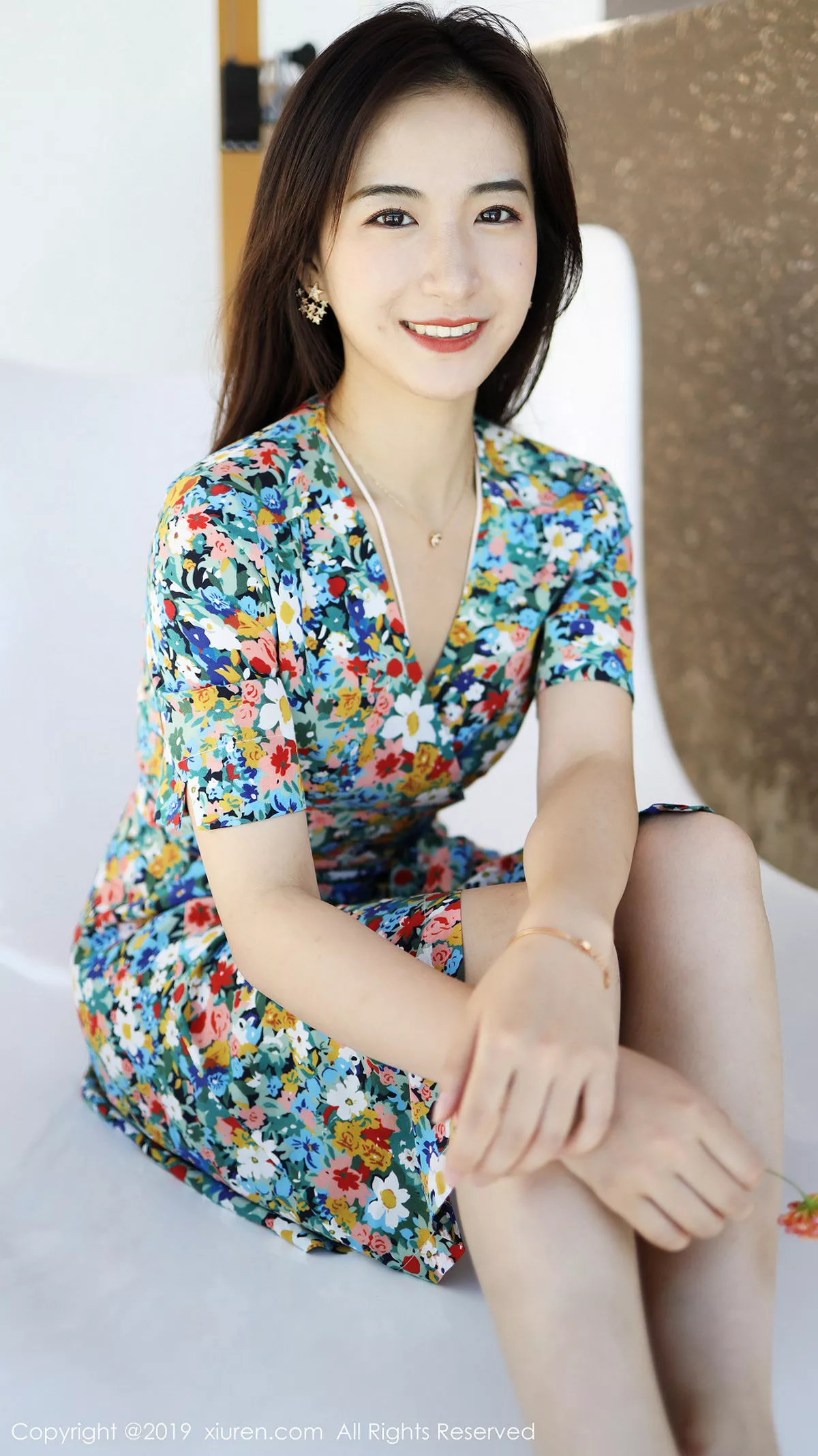 秀人集.com_[XiuRen秀人网]No.1641_嫩模艺儿伢呦户外海边性感花色连身裙秀完美身材靓丽迷人写真53P