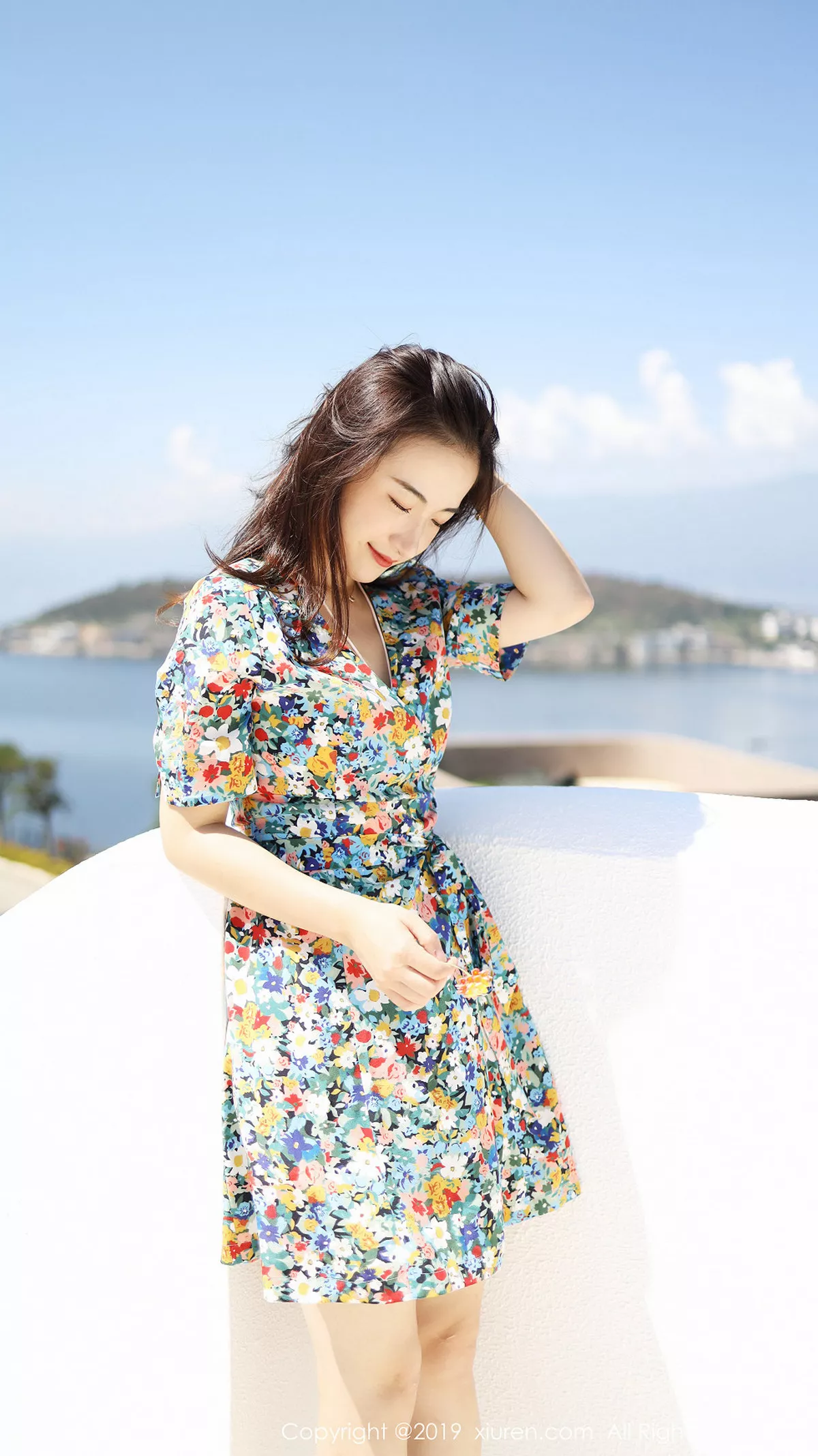 秀人集.com_[XiuRen秀人网]No.1641_嫩模艺儿伢呦户外海边性感花色连身裙秀完美身材靓丽迷人写真53P