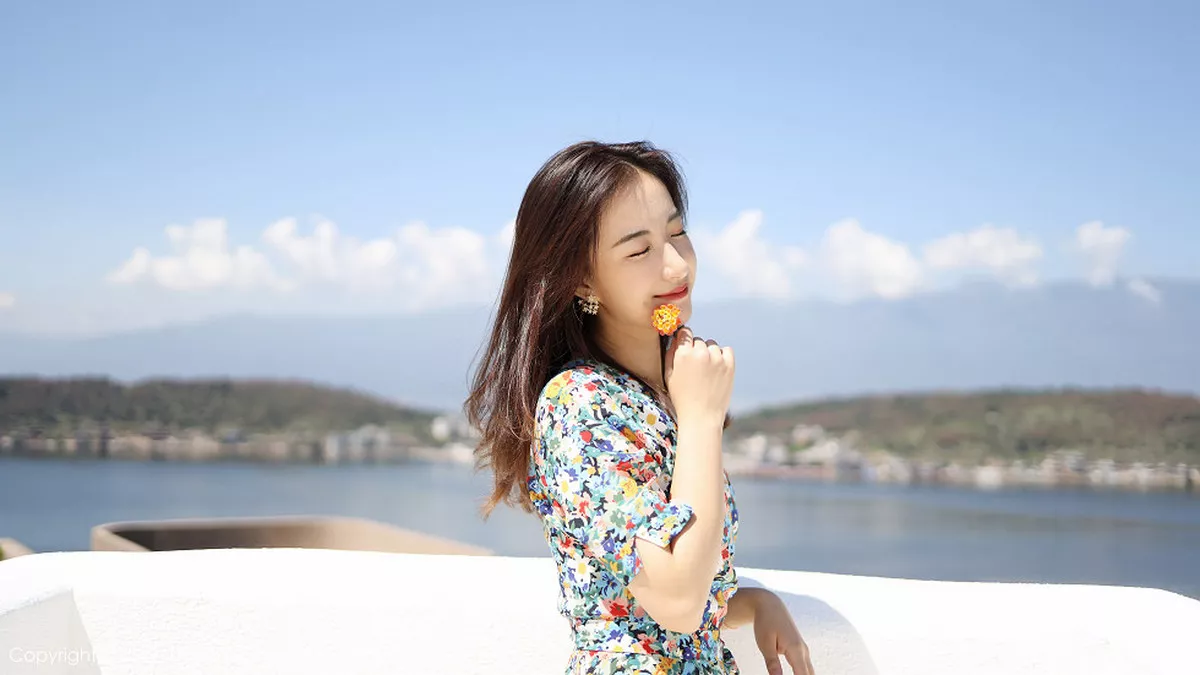 秀人集.com_[XiuRen秀人网]No.1641_嫩模艺儿伢呦户外海边性感花色连身裙秀完美身材靓丽迷人写真53P