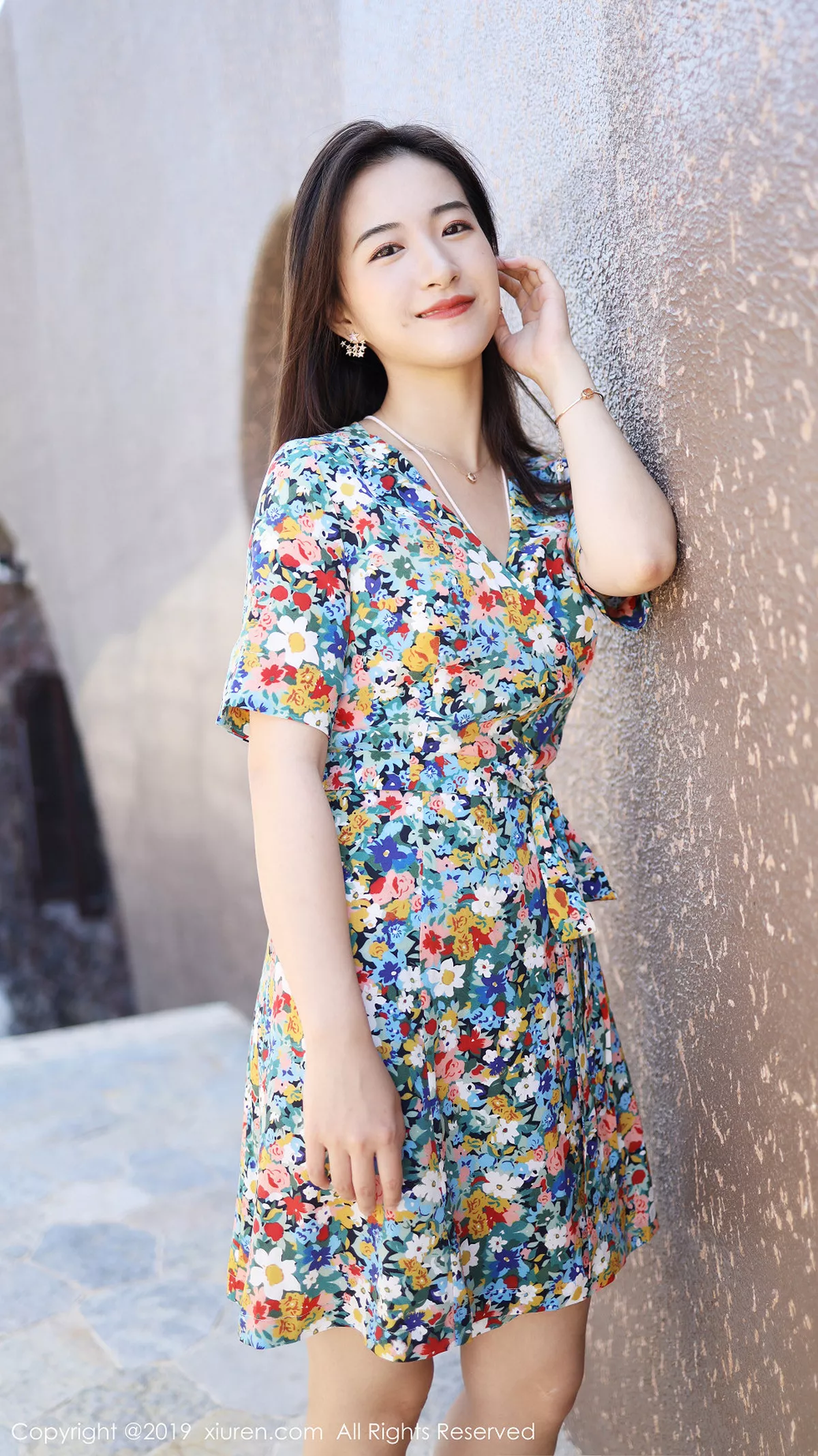 秀人集.com_[XiuRen秀人网]No.1641_嫩模艺儿伢呦户外海边性感花色连身裙秀完美身材靓丽迷人写真53P