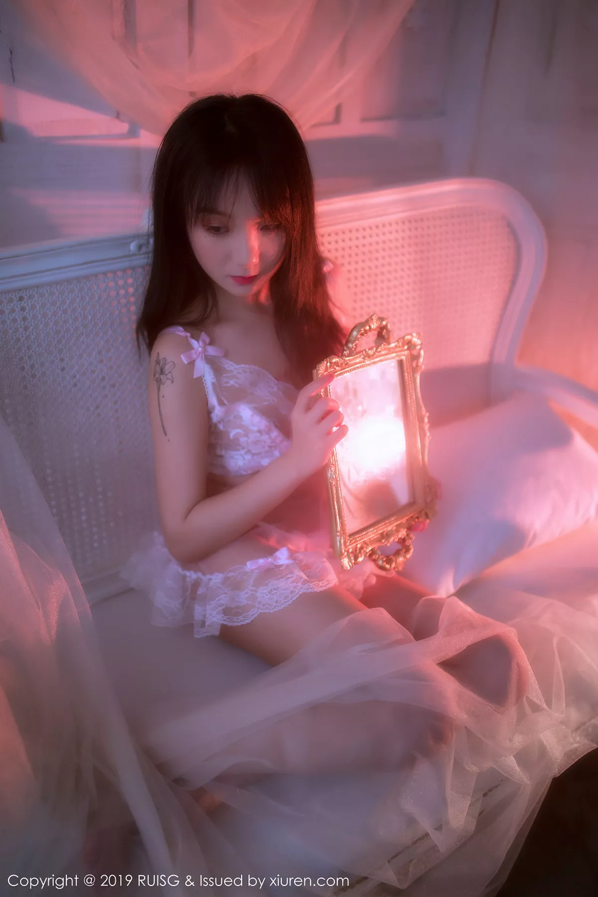 秀人集.com_[RUISG瑞丝馆]Vol.079_嫩模小葡萄miki私房梦幻光线下白色蕾丝薄纱内衣惹火诱惑写真42P