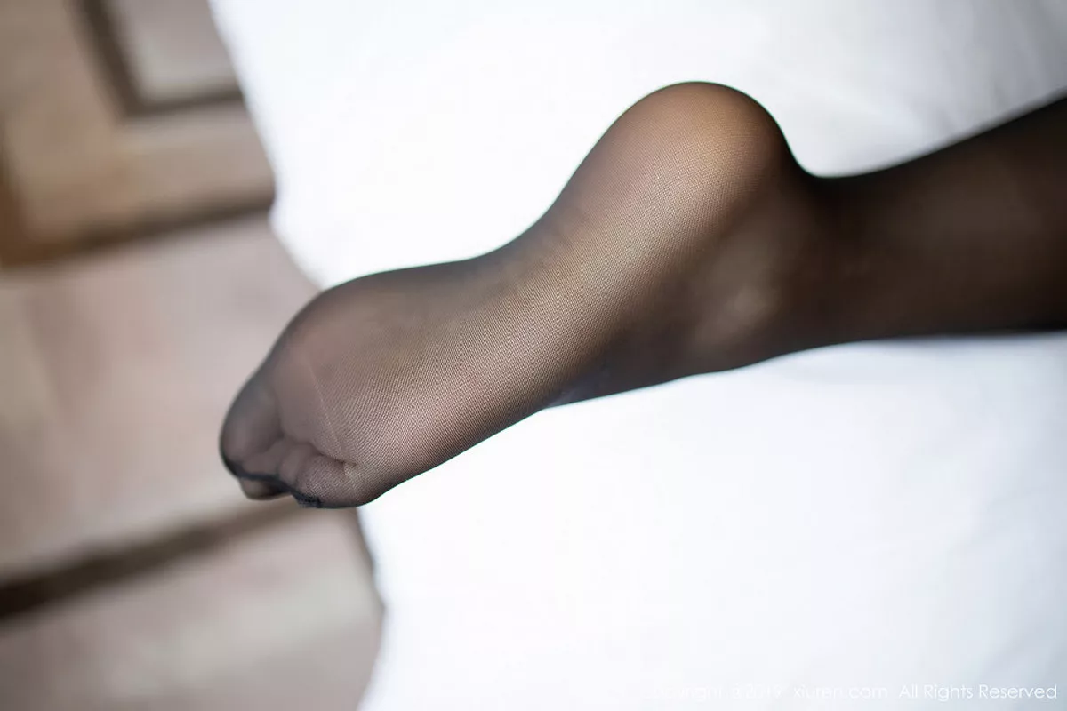 秀人集.com_[XiuRen秀人网]No.1669_女神芝芝Booty私房吊带黑丝袜半脱内裤秀浑圆翘臀极致诱惑写真79P