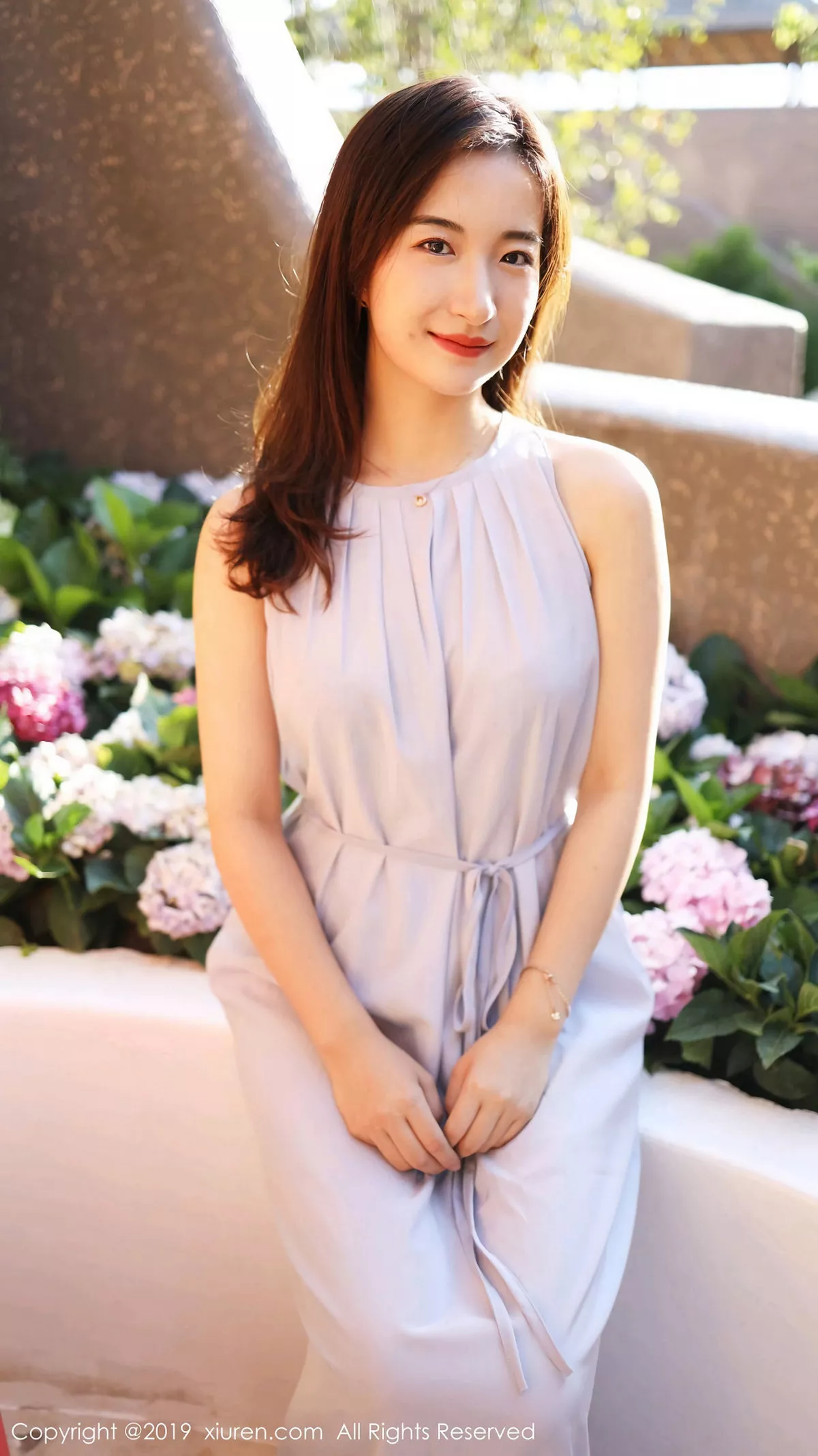 秀人集.com_[XiuRen秀人网]No.1660_嫩模艺儿拿铁户外白色长裙清新甜美风格靓丽迷人写真57P