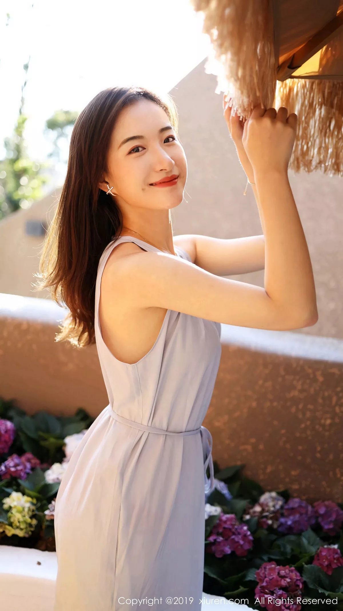 秀人集.com_[XiuRen秀人网]No.1660_嫩模艺儿拿铁户外白色长裙清新甜美风格靓丽迷人写真57P