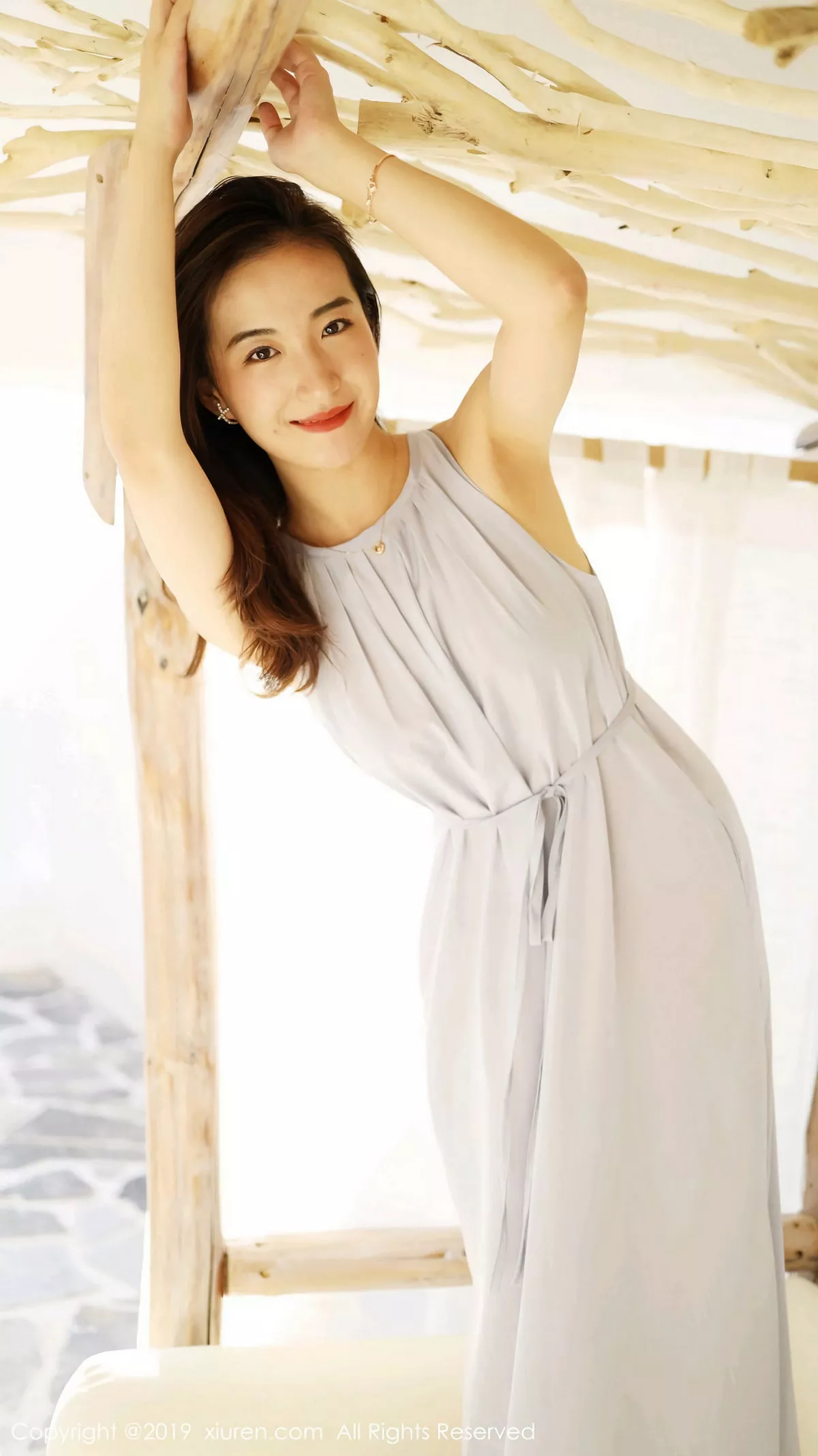 秀人集.com_[XiuRen秀人网]No.1660_嫩模艺儿拿铁户外白色长裙清新甜美风格靓丽迷人写真57P