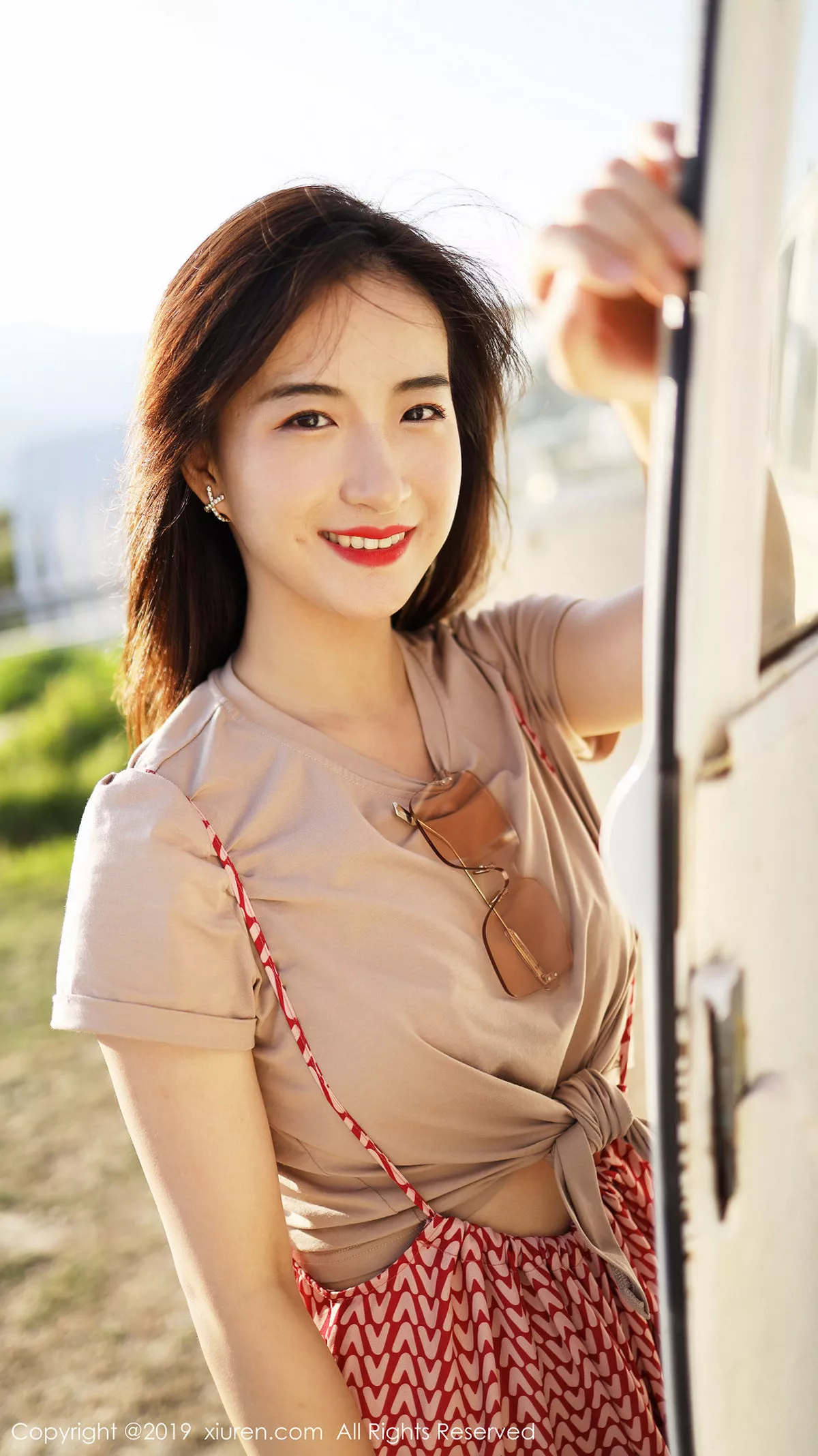 秀人集.com_[XiuRen秀人网]No.1718_嫩模艺儿拿铁室外帽子美少女清新甜美风靓丽迷人写真63P