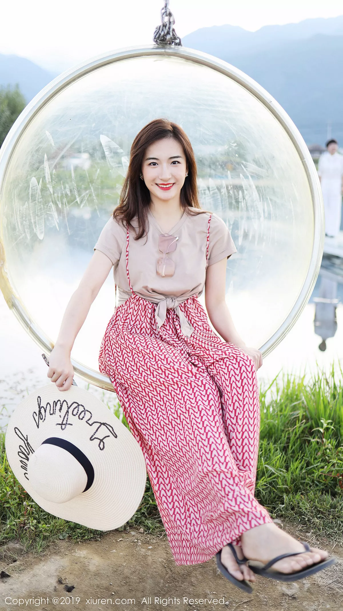 秀人集.com_[XiuRen秀人网]No.1718_嫩模艺儿拿铁室外帽子美少女清新甜美风靓丽迷人写真63P