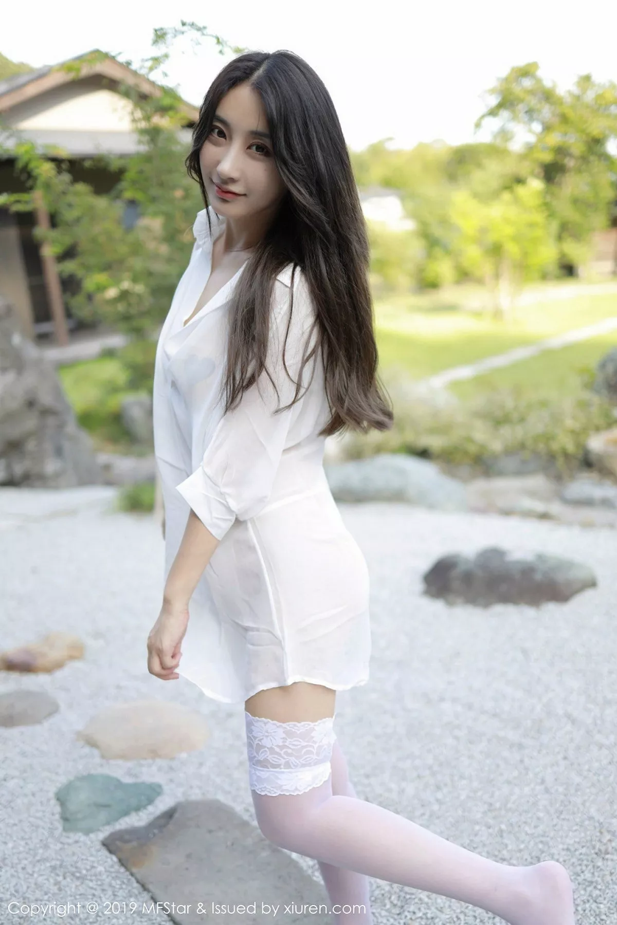 秀人集.com_[MFStar模范学院]Vol.219_嫩模Betty林子欣日本旅拍户外白衬衣配蕾丝吊袜诱惑写真53P