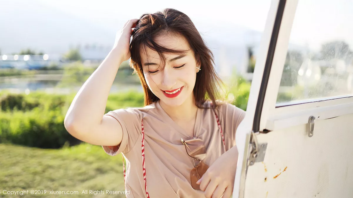 秀人集.com_[XiuRen秀人网]No.1718_嫩模艺儿拿铁室外帽子美少女清新甜美风靓丽迷人写真63P