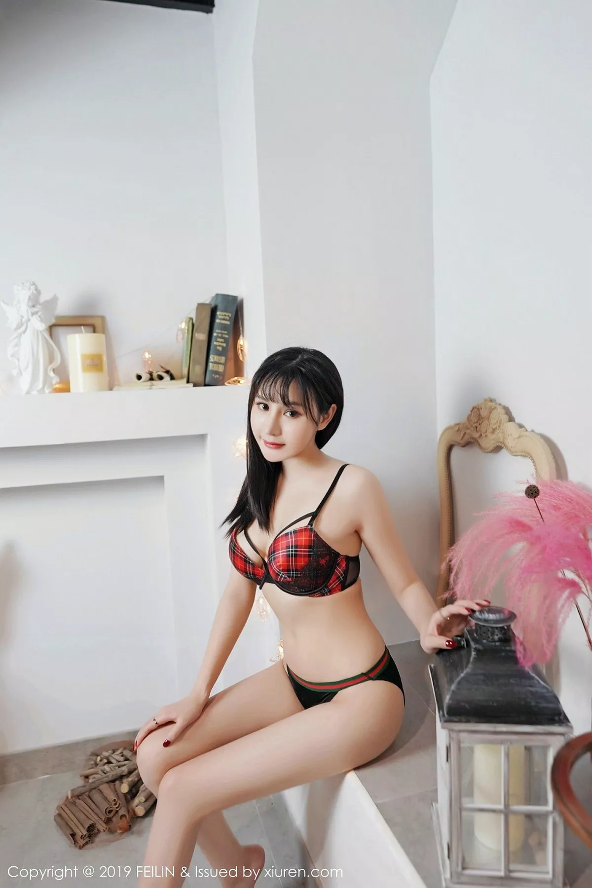 秀人集.com_[FeiLin嗲囡囡]Vol.210_嫩模Celina青妍私房白色内衣配黑短裙半脱露翘臀诱惑写真41P