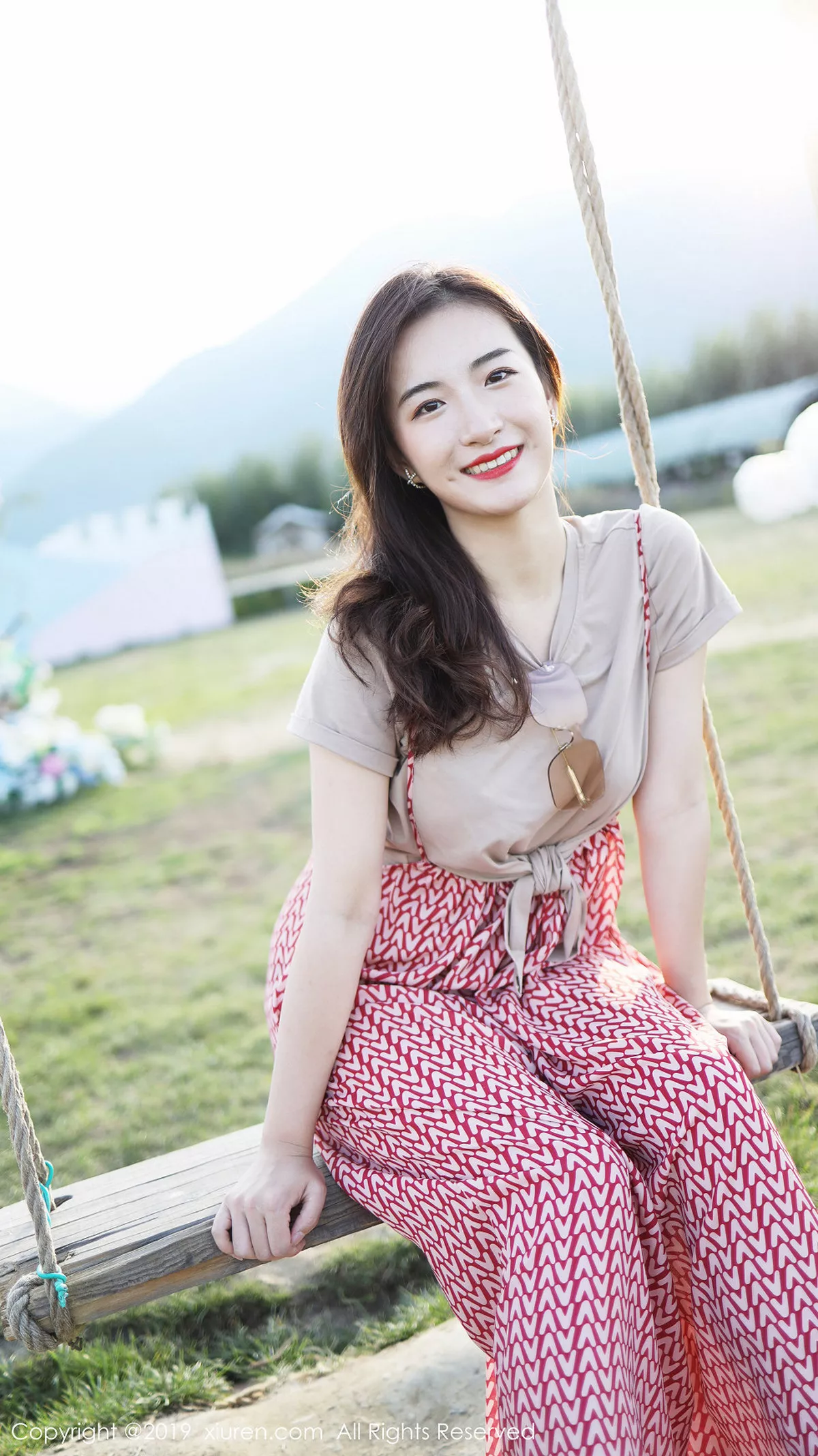 秀人集.com_[XiuRen秀人网]No.1718_嫩模艺儿拿铁室外帽子美少女清新甜美风靓丽迷人写真63P