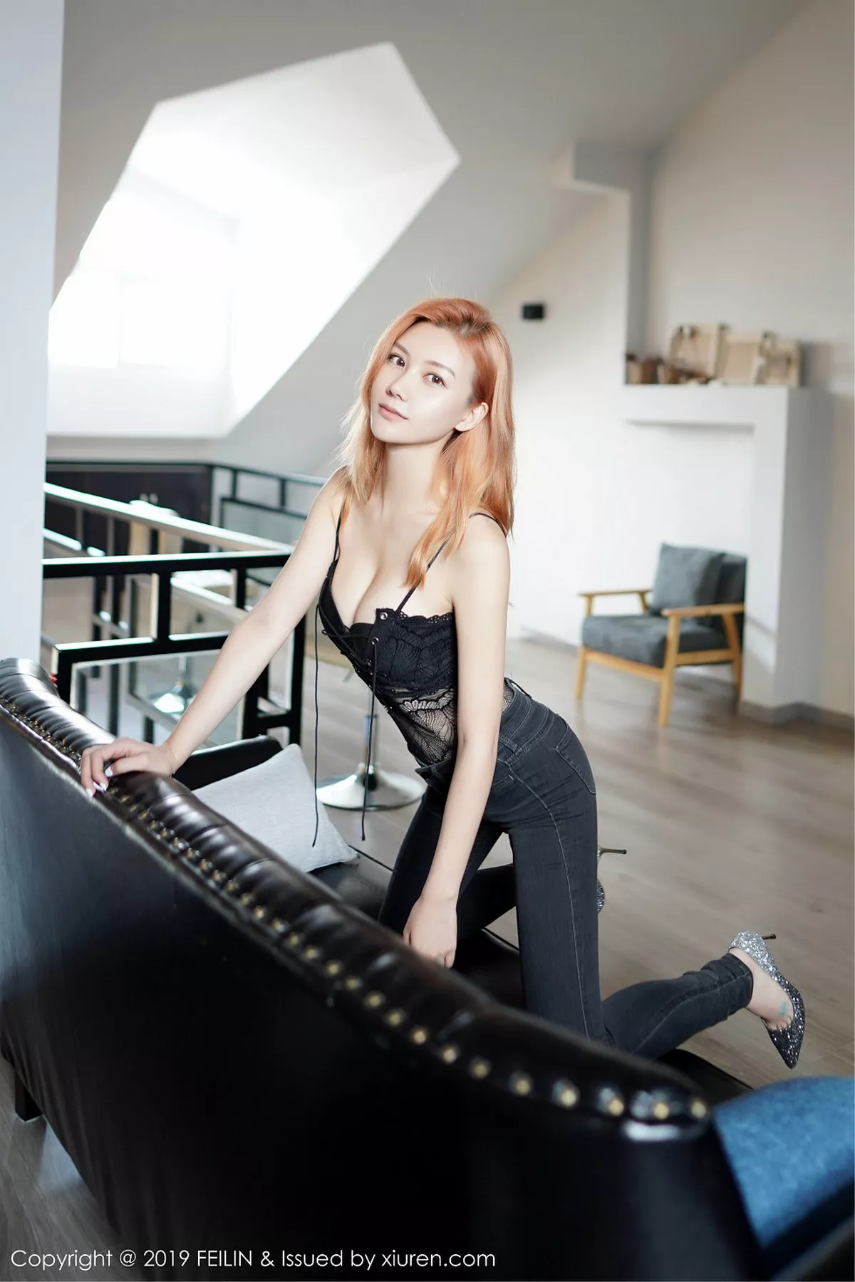 秀人集.com_[FeiLin嗲囡囡]Vol.212_嫩模爱丽儿私房性感黑色内衣配紧身牛仔裤秀完美身材写真40P