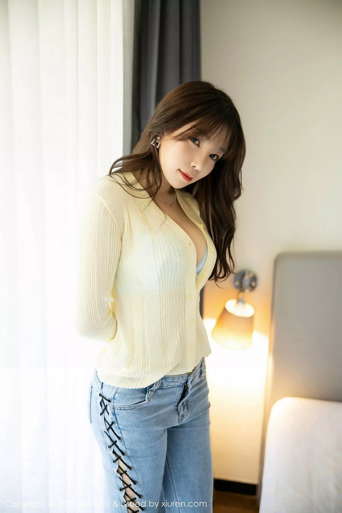 秀人集.com_[XiaoYu画语界]Vol.197_女神芝芝Booty济州岛旅拍私房紧身牛仔裤半脱秀翘臀诱惑写真120P